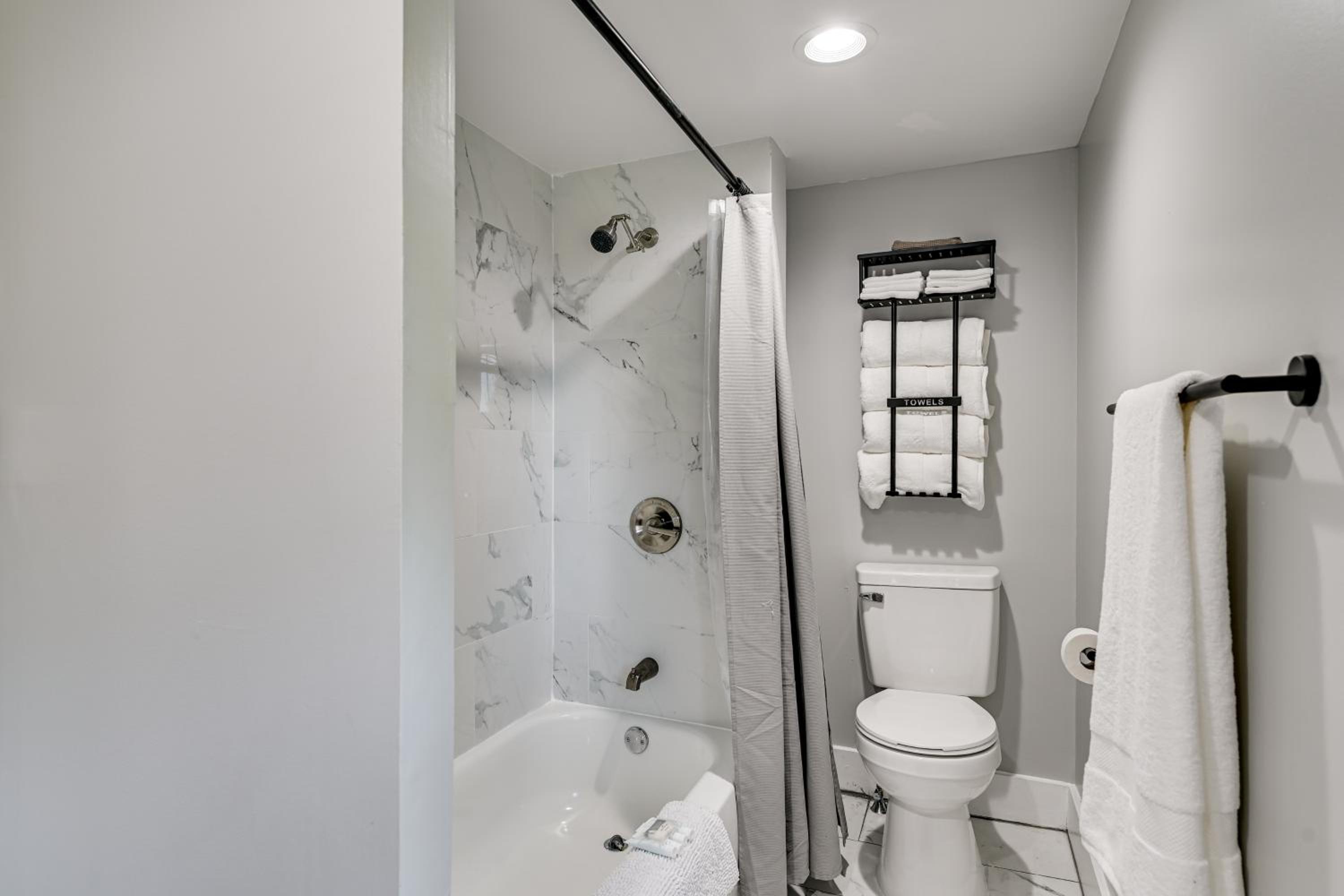 2 Mi to Uptown Centrally Located Kingston Apt!
