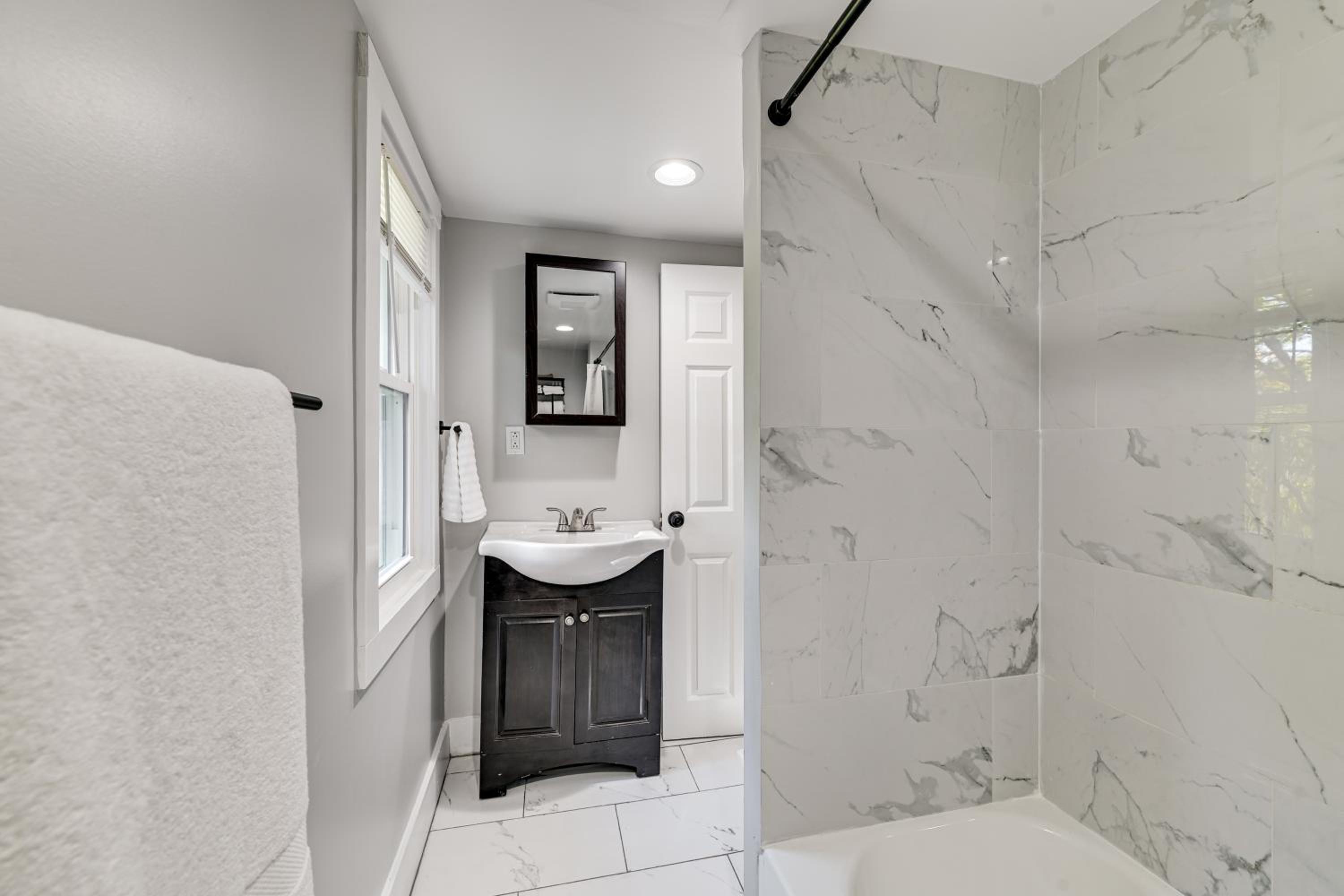 2 Mi to Uptown Centrally Located Kingston Apt!