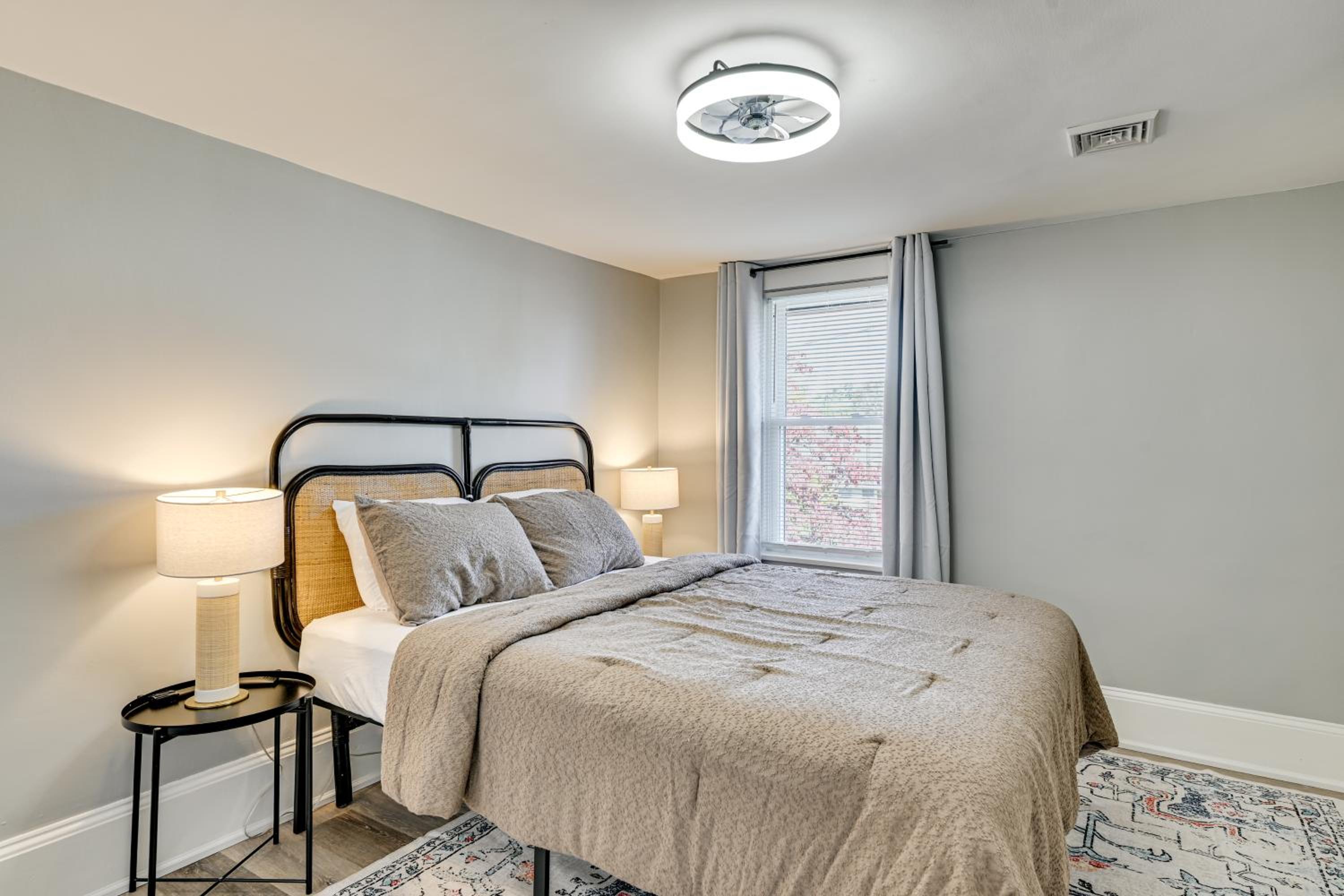 2 Mi to Uptown Centrally Located Kingston Apt!