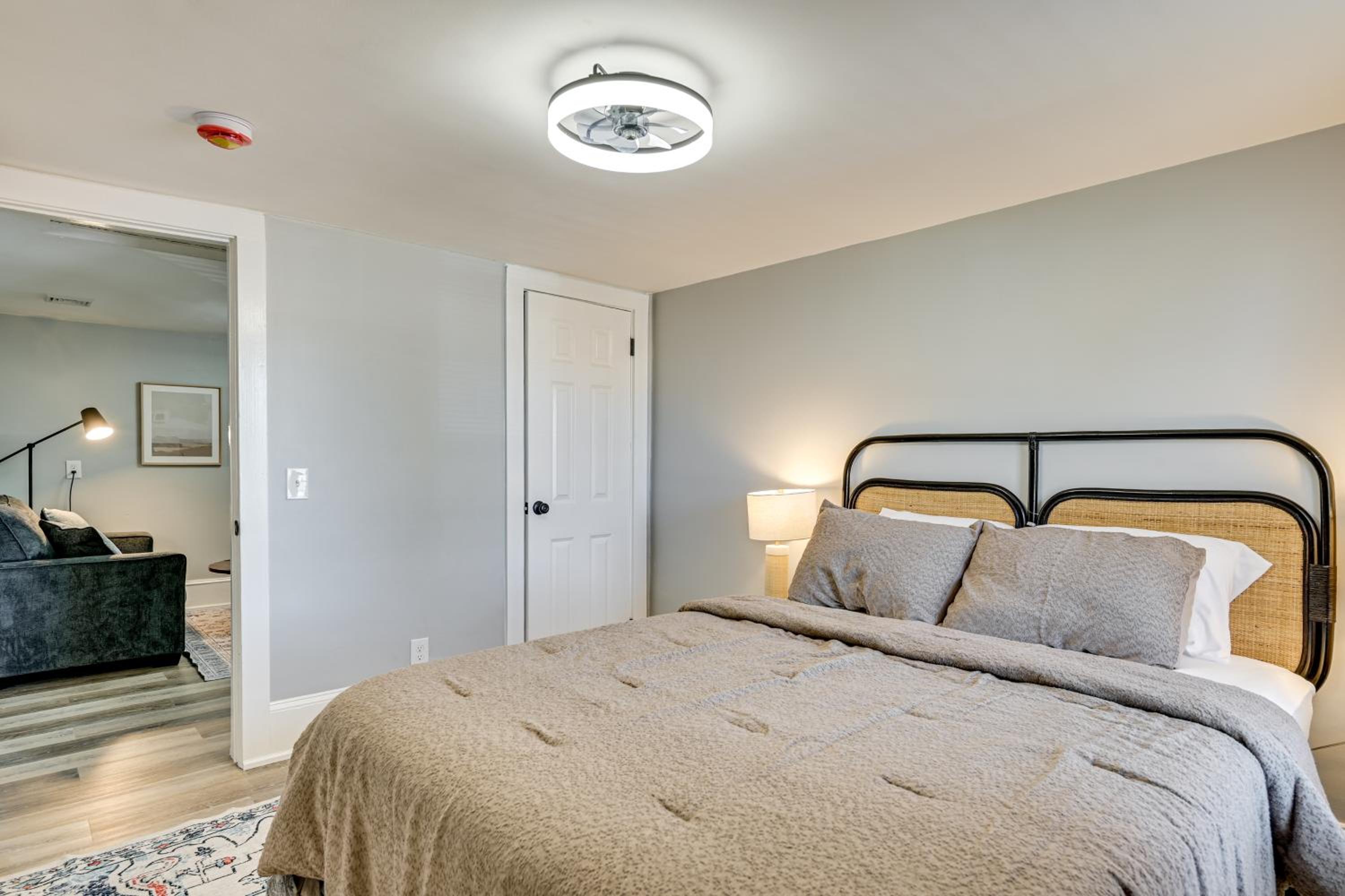 2 Mi to Uptown Centrally Located Kingston Apt!