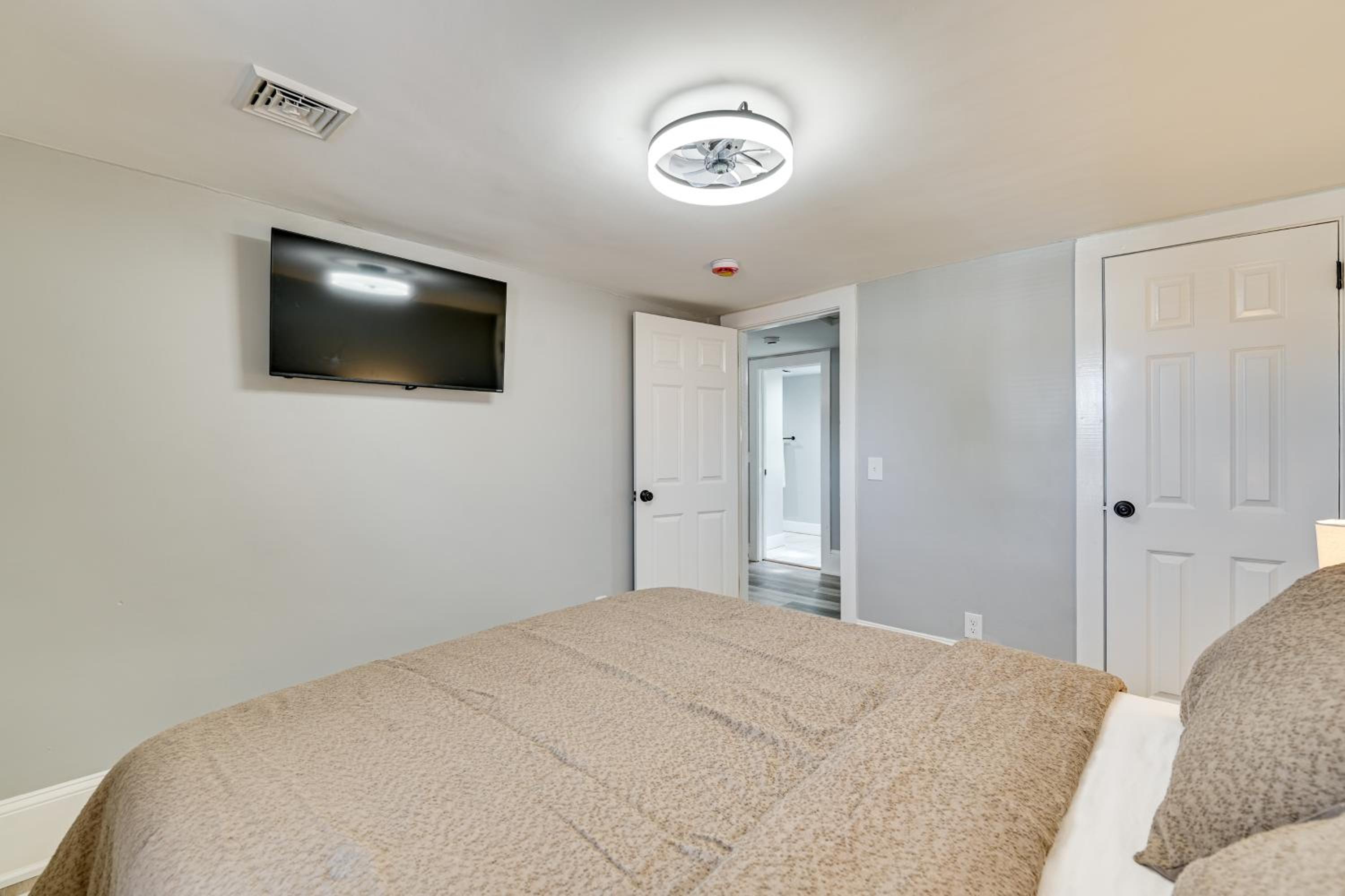 2 Mi to Uptown Centrally Located Kingston Apt!