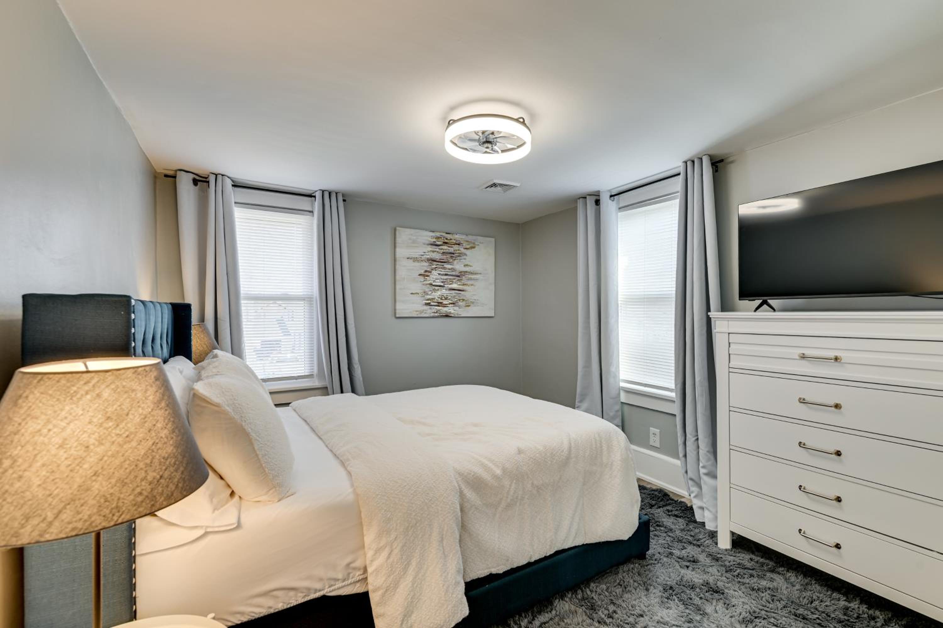 2 Mi to Uptown Centrally Located Kingston Apt!