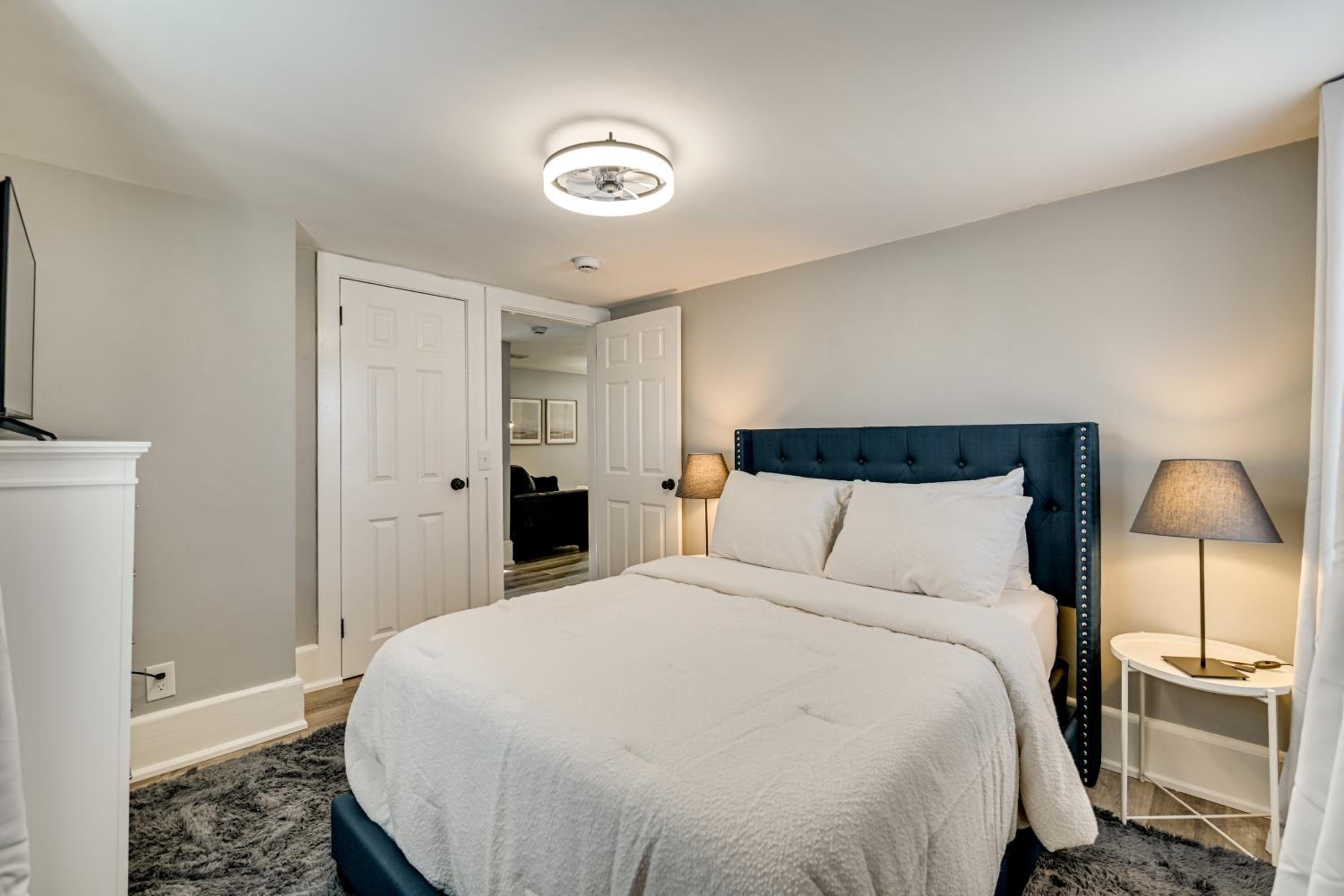 2 Mi to Uptown Centrally Located Kingston Apt!