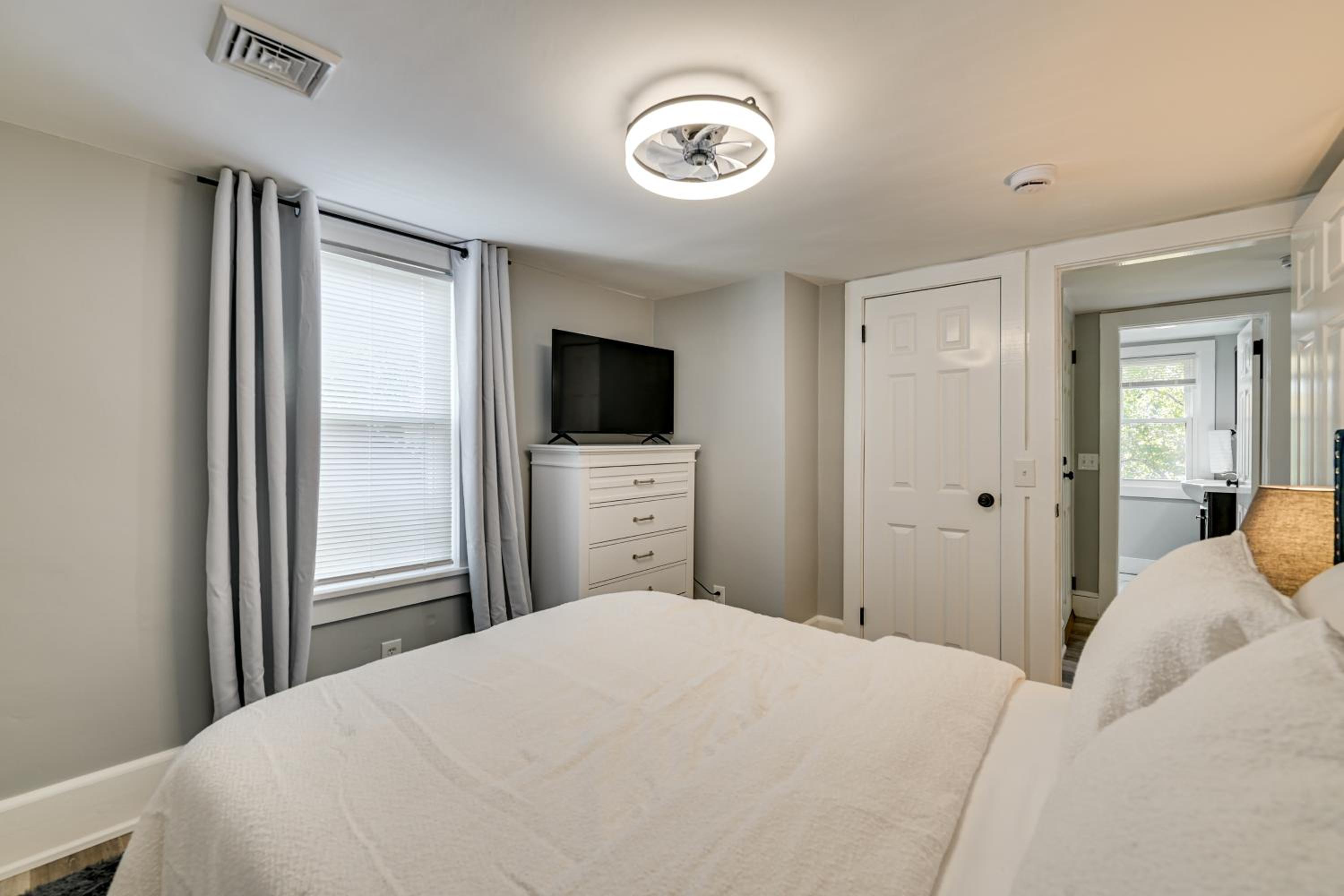2 Mi to Uptown Centrally Located Kingston Apt!