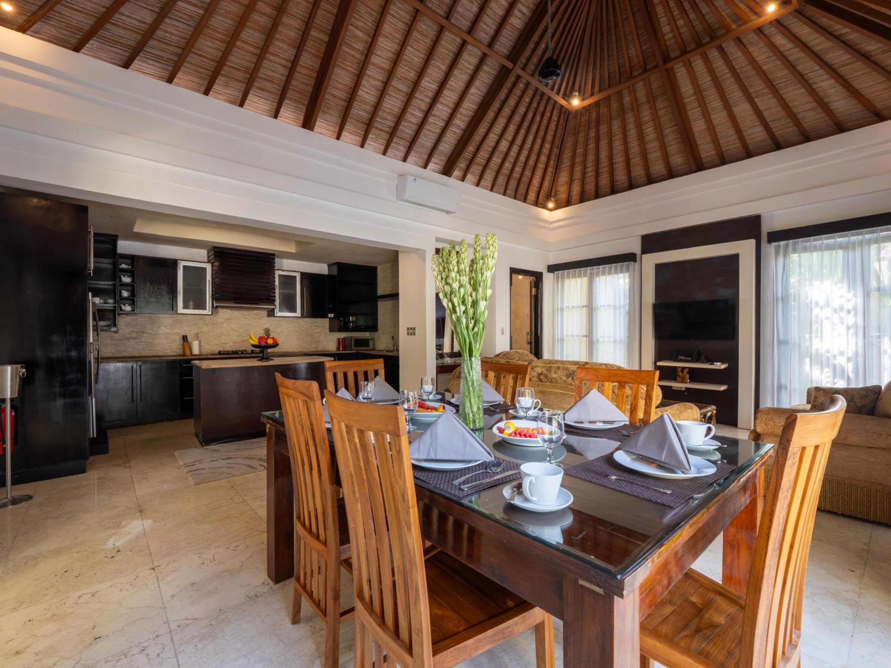 Villa Cometa Prime Seminyak by Adam Jyota Management, Free Floating Breakfast