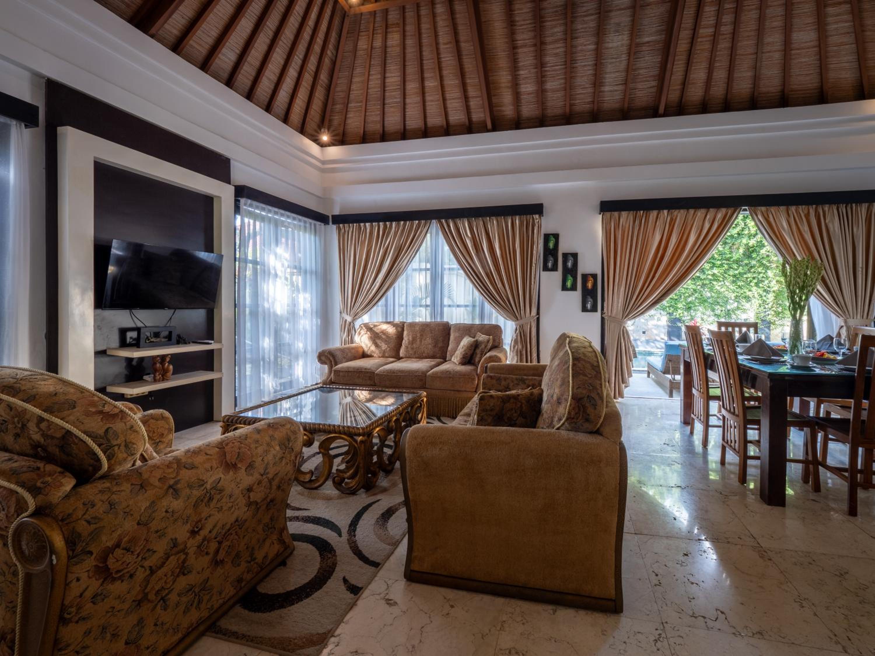 Villa Cometa Prime Seminyak by Adam Jyota Management, Free Floating Breakfast