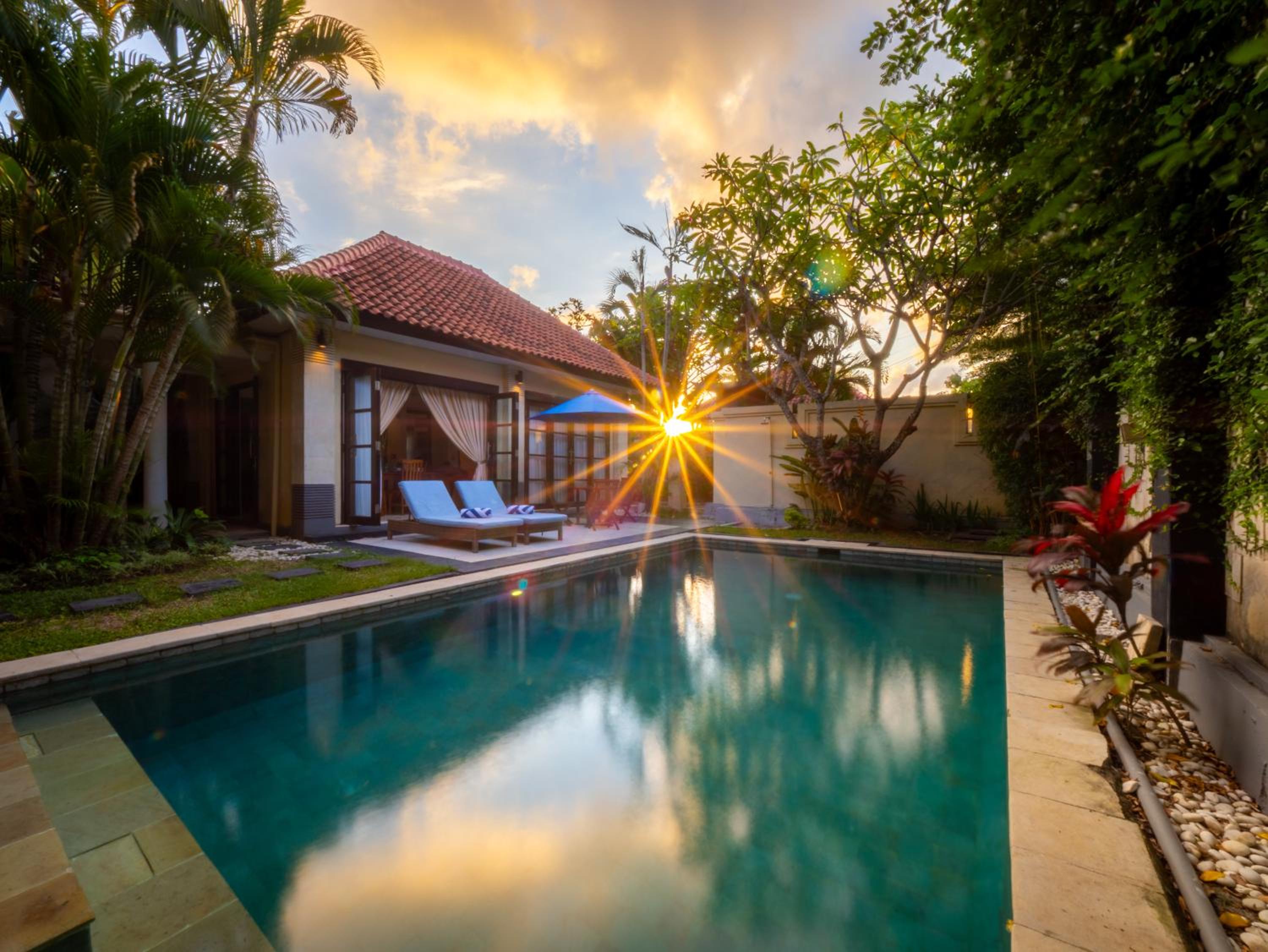 Villa Cometa Prime Seminyak by Adam Jyota Management, Free Floating Breakfast