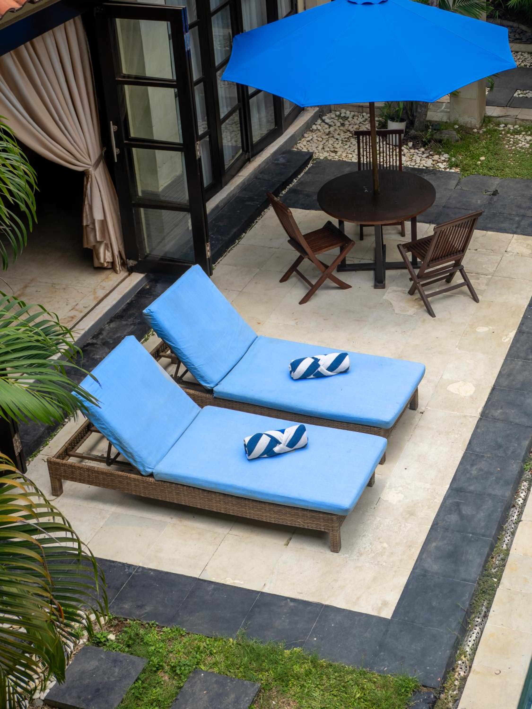 Villa Cometa Prime Seminyak by Adam Jyota Management, Free Floating Breakfast