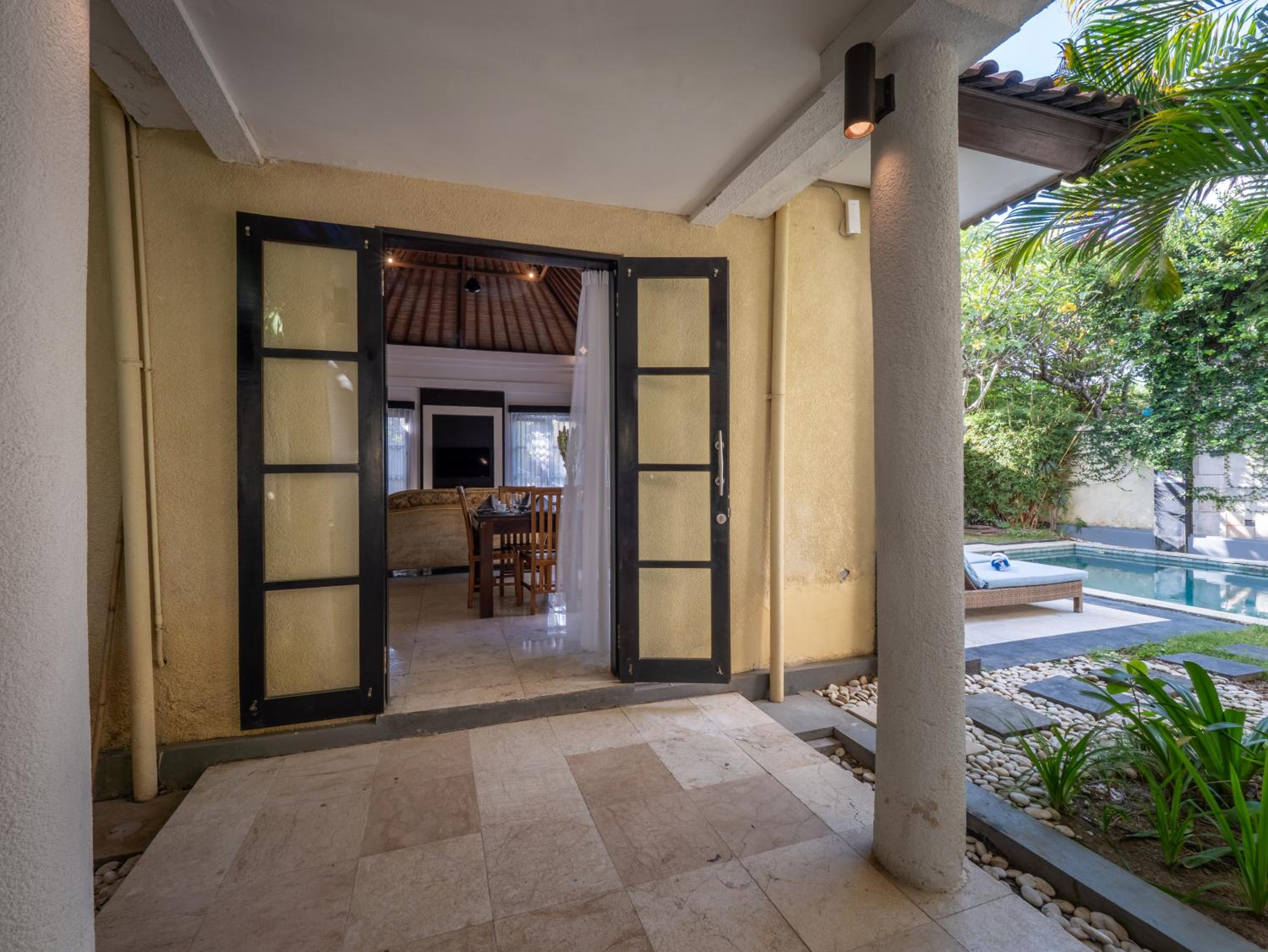 Villa Cometa Prime Seminyak by Adam Jyota Management, Free Floating Breakfast