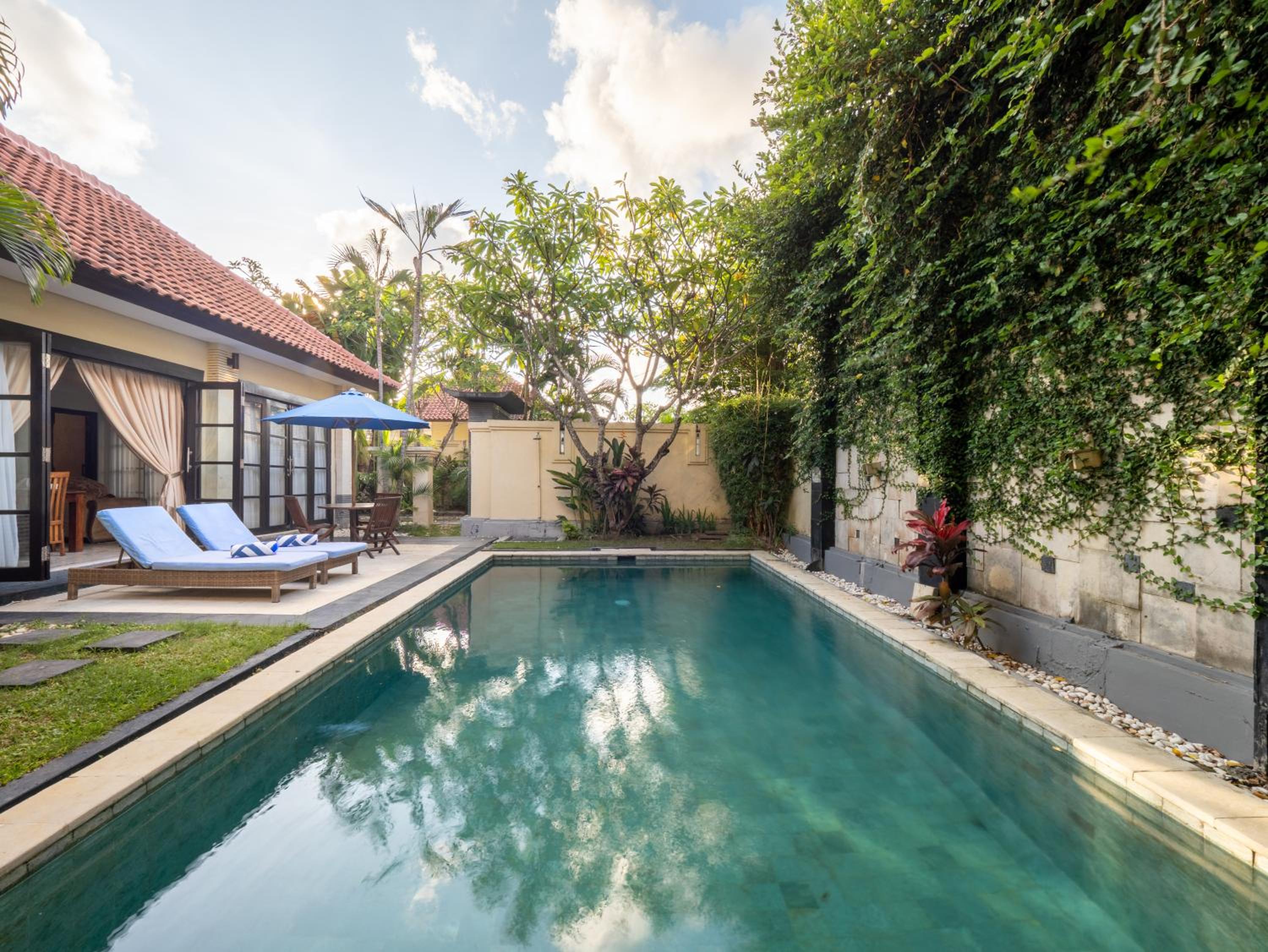 Villa Cometa Prime Seminyak by Adam Jyota Management, Free Floating Breakfast