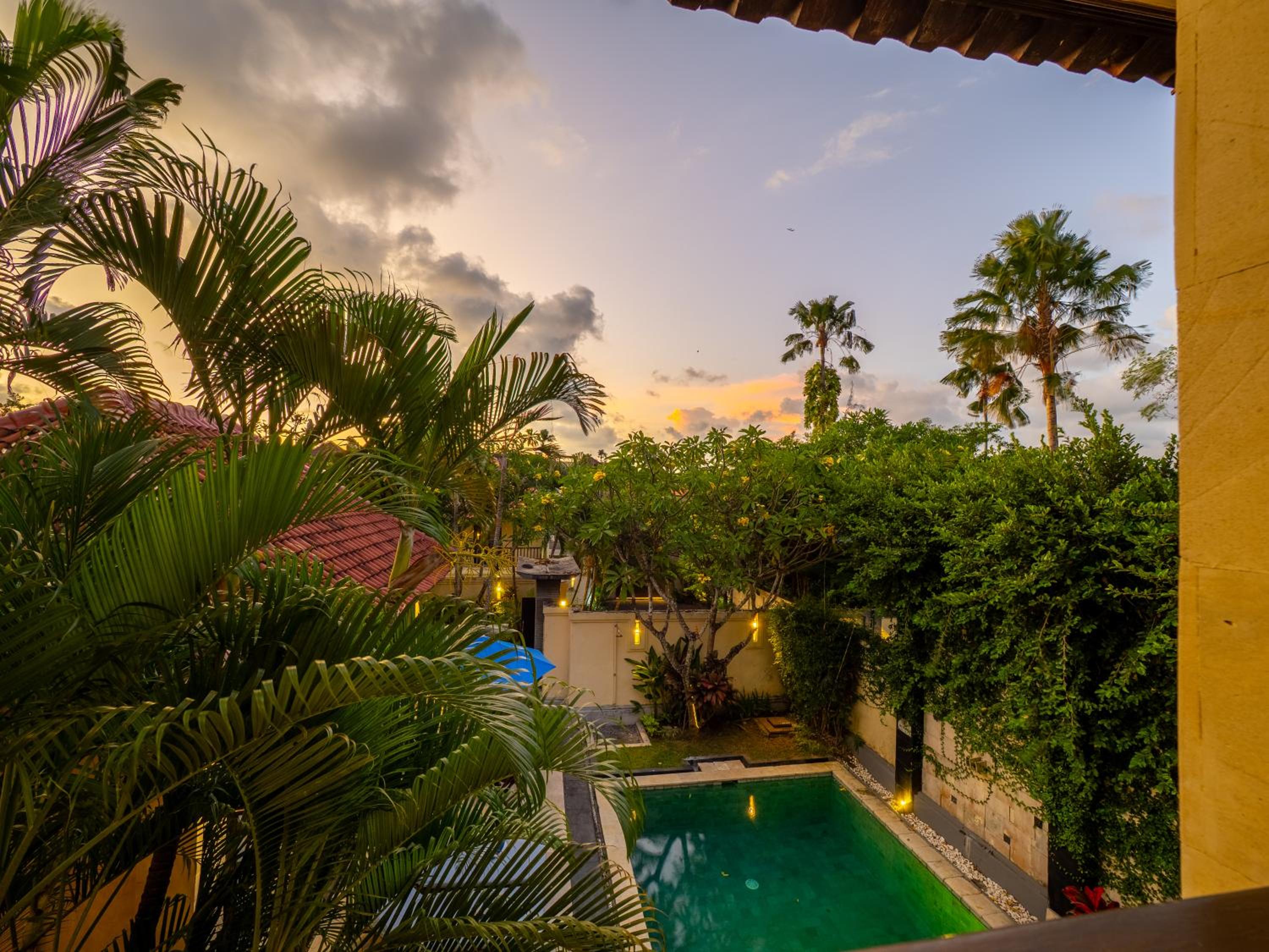 Villa Cometa Prime Seminyak by Adam Jyota Management, Free Floating Breakfast