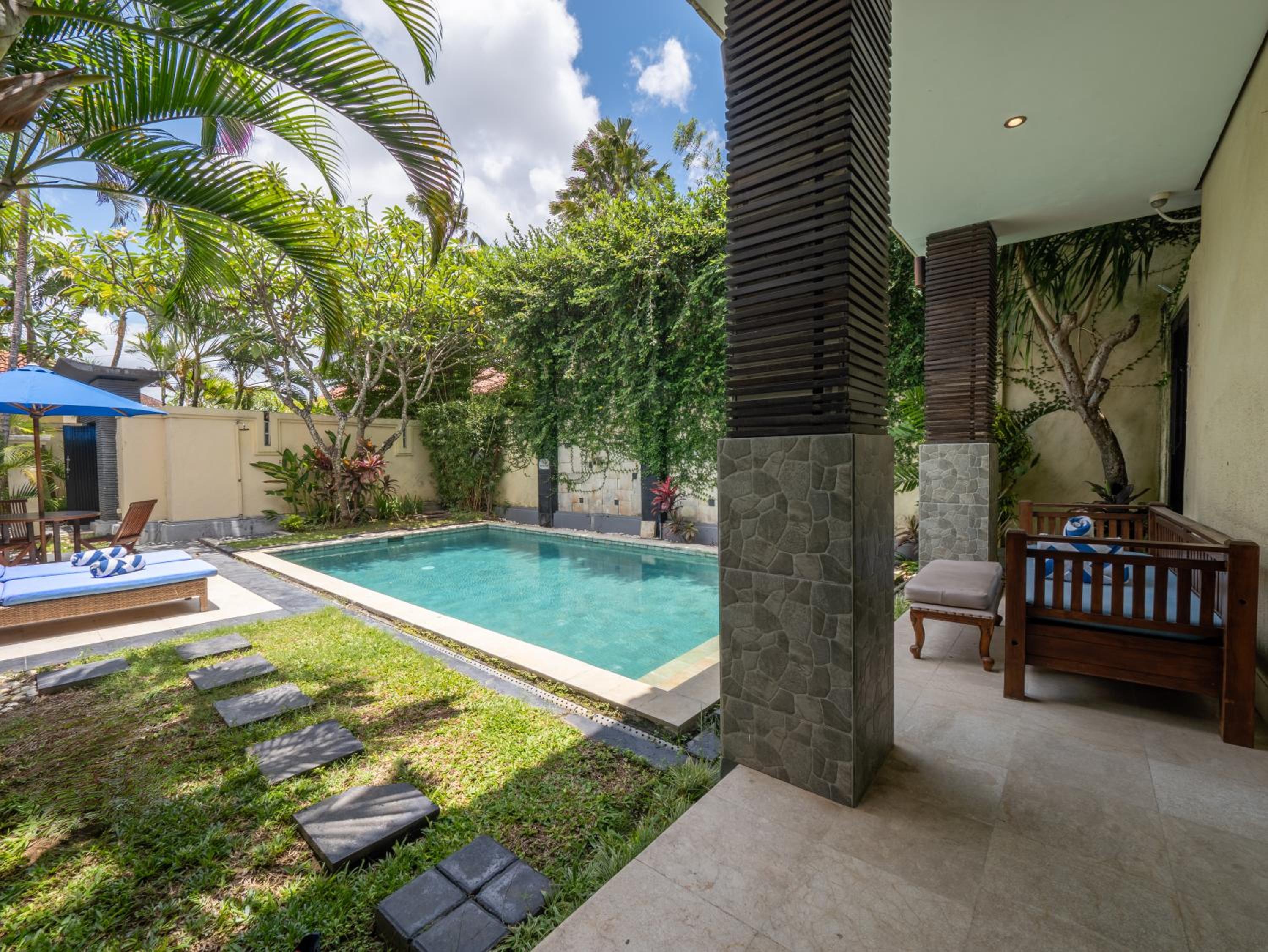 Villa Cometa Prime Seminyak by Adam Jyota Management, Free Floating Breakfast