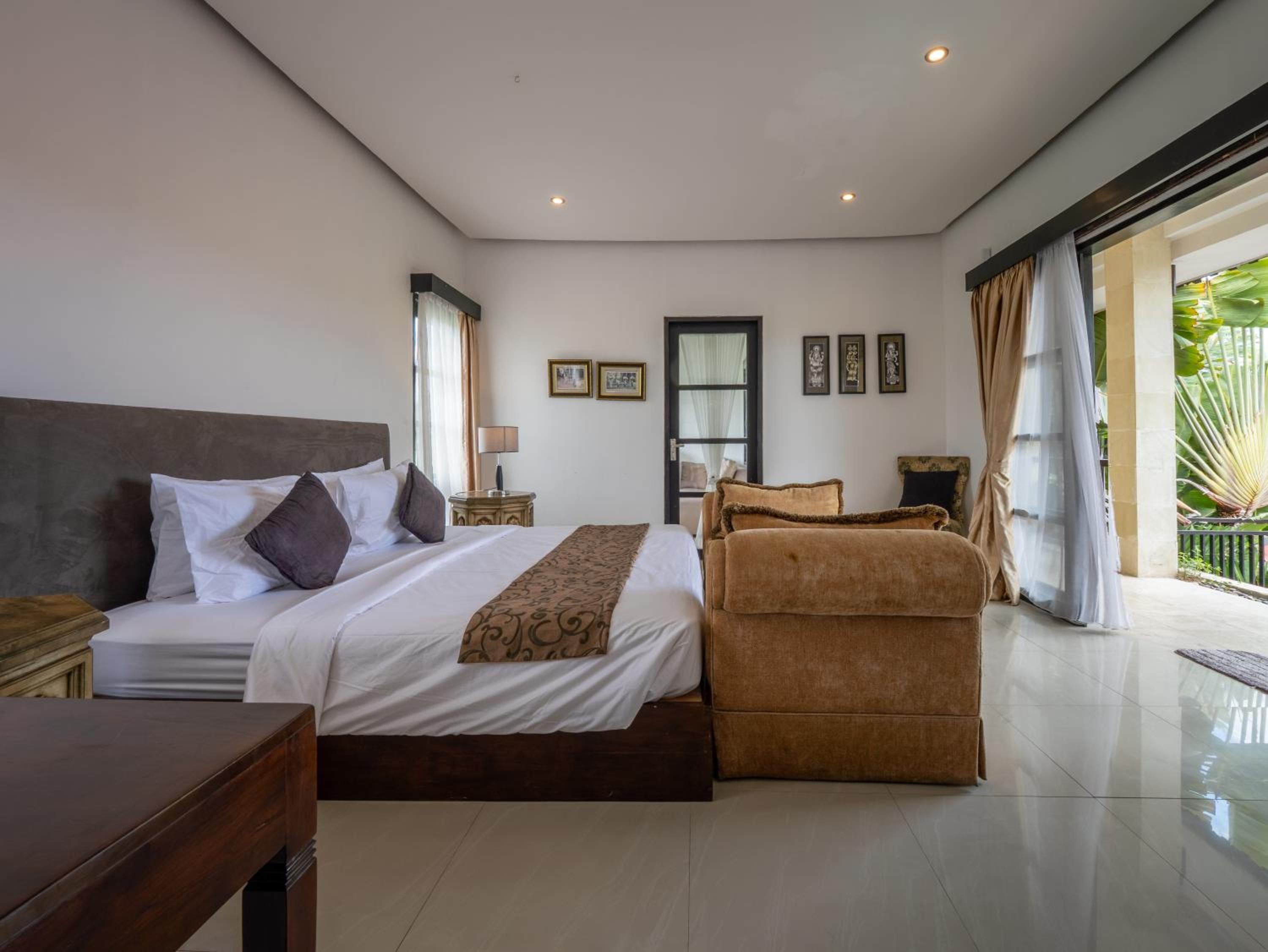 Villa Cometa Prime Seminyak by Adam Jyota Management, Free Floating Breakfast