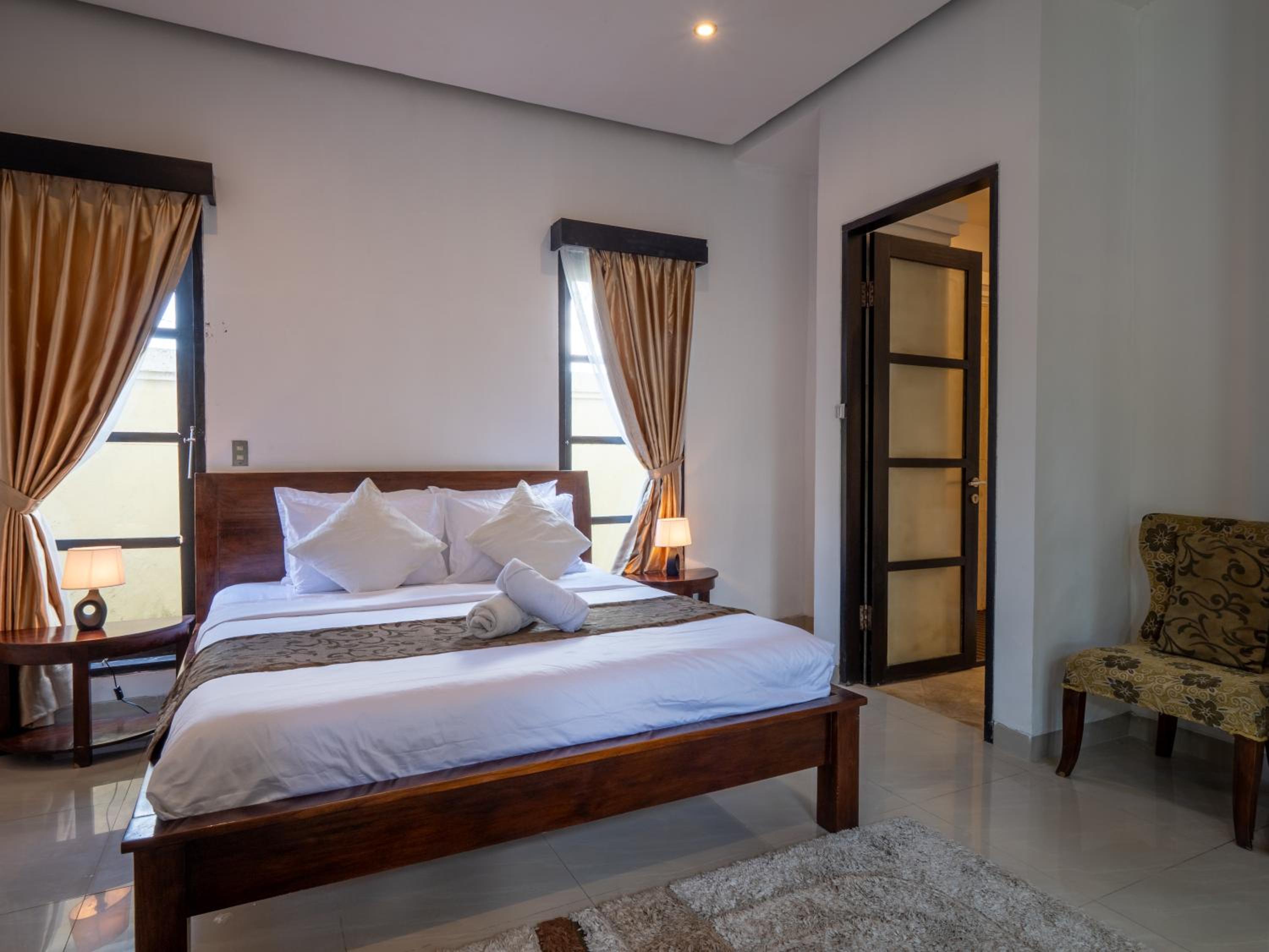 Villa Cometa Prime Seminyak by Adam Jyota Management, Free Floating Breakfast