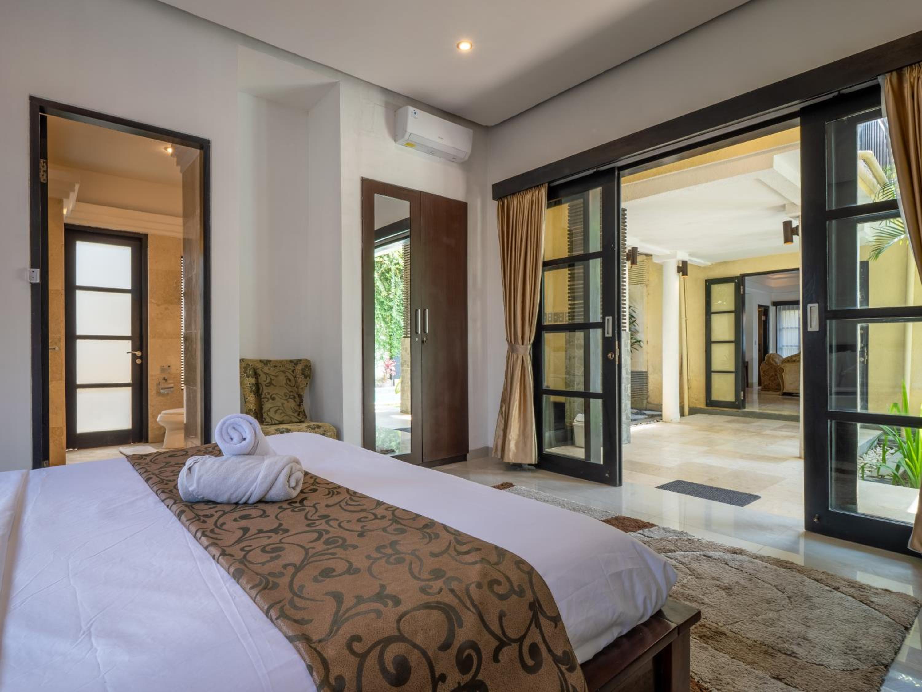 Villa Cometa Prime Seminyak by Adam Jyota Management, Free Floating Breakfast