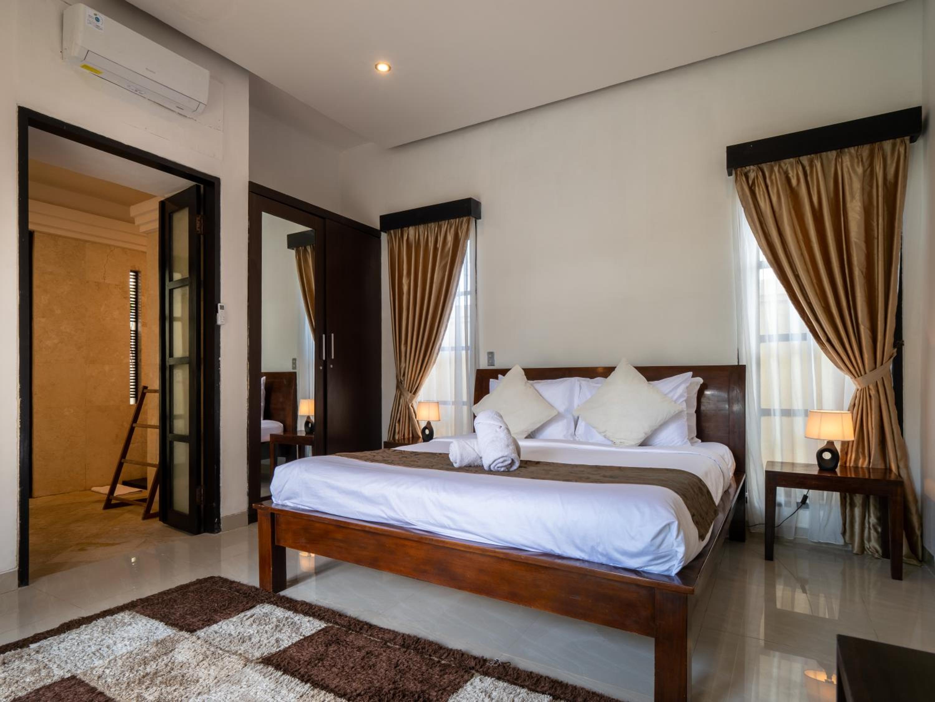 Villa Cometa Prime Seminyak by Adam Jyota Management, Free Floating Breakfast