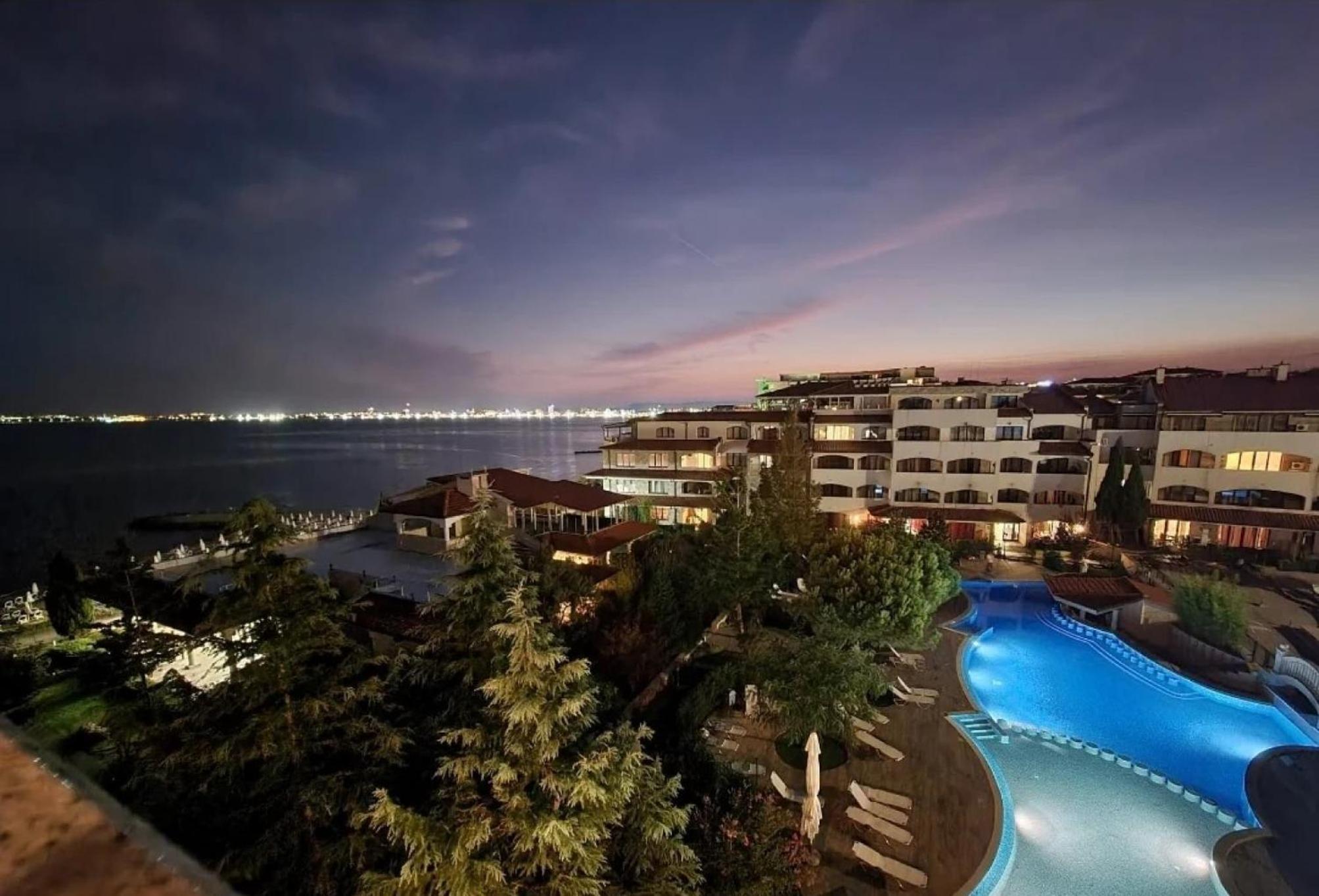 5-Star Spacious Beachfront Studio