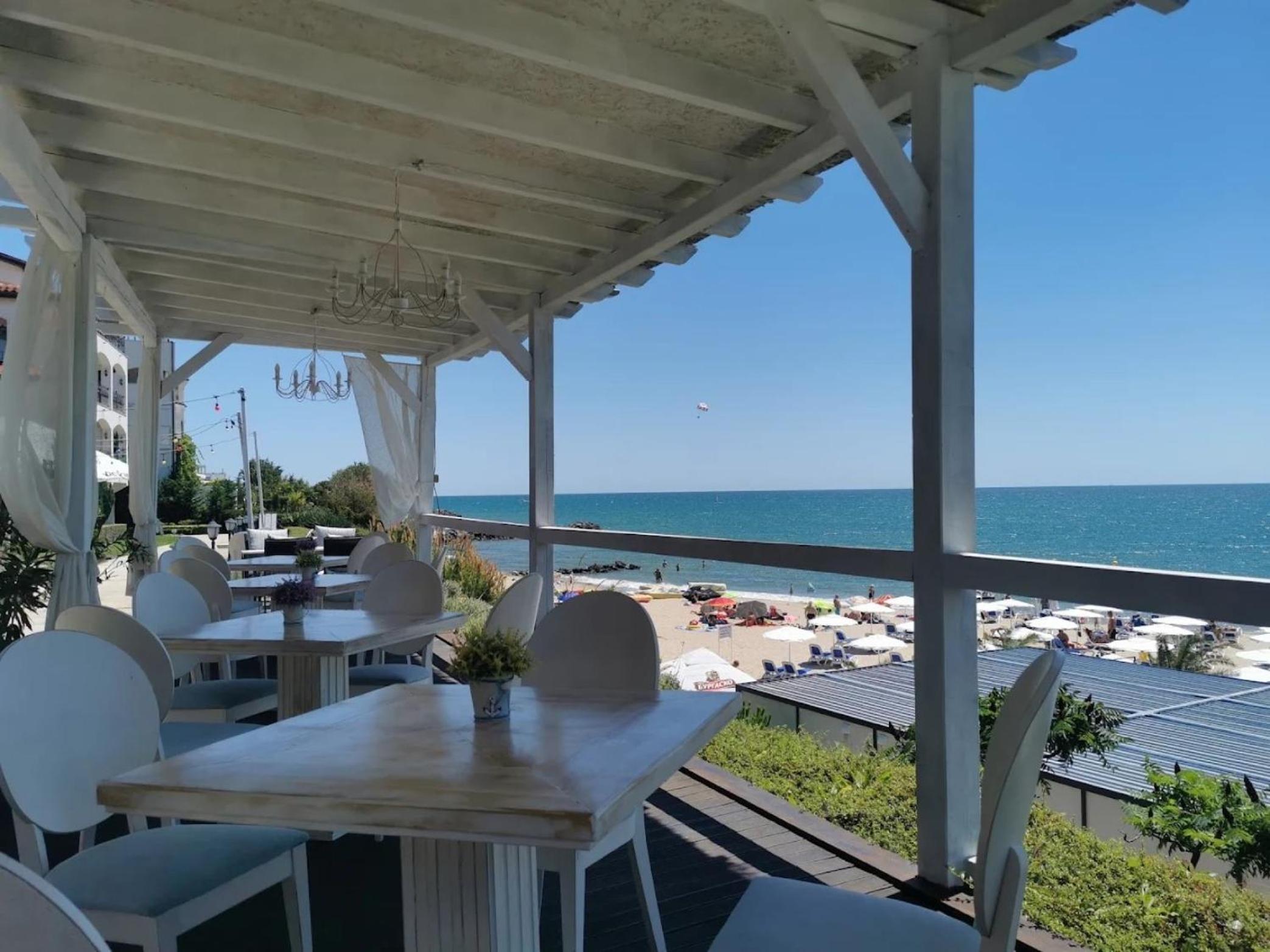 5-Star Spacious Beachfront Studio