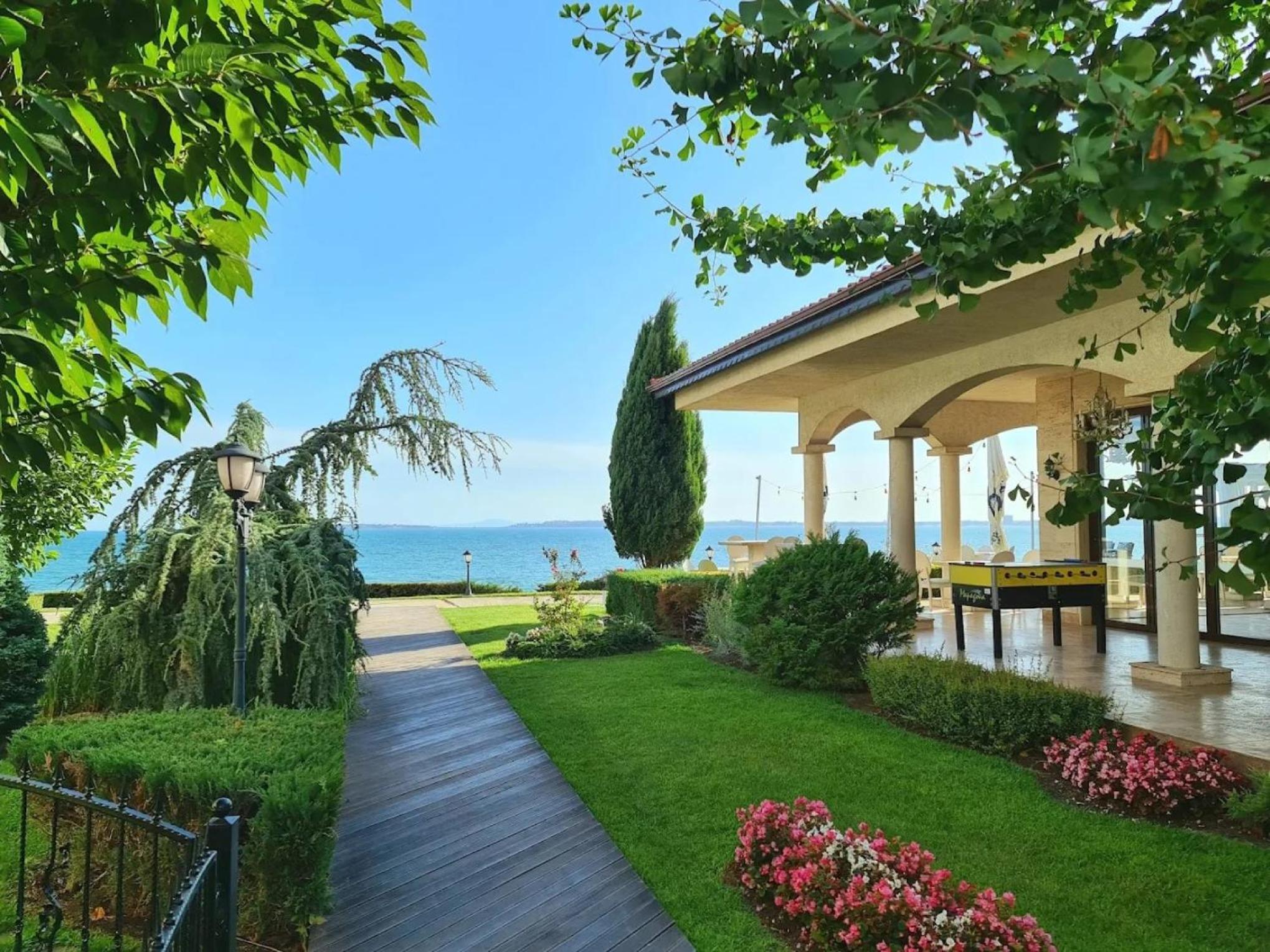 5-Star Spacious Beachfront Studio