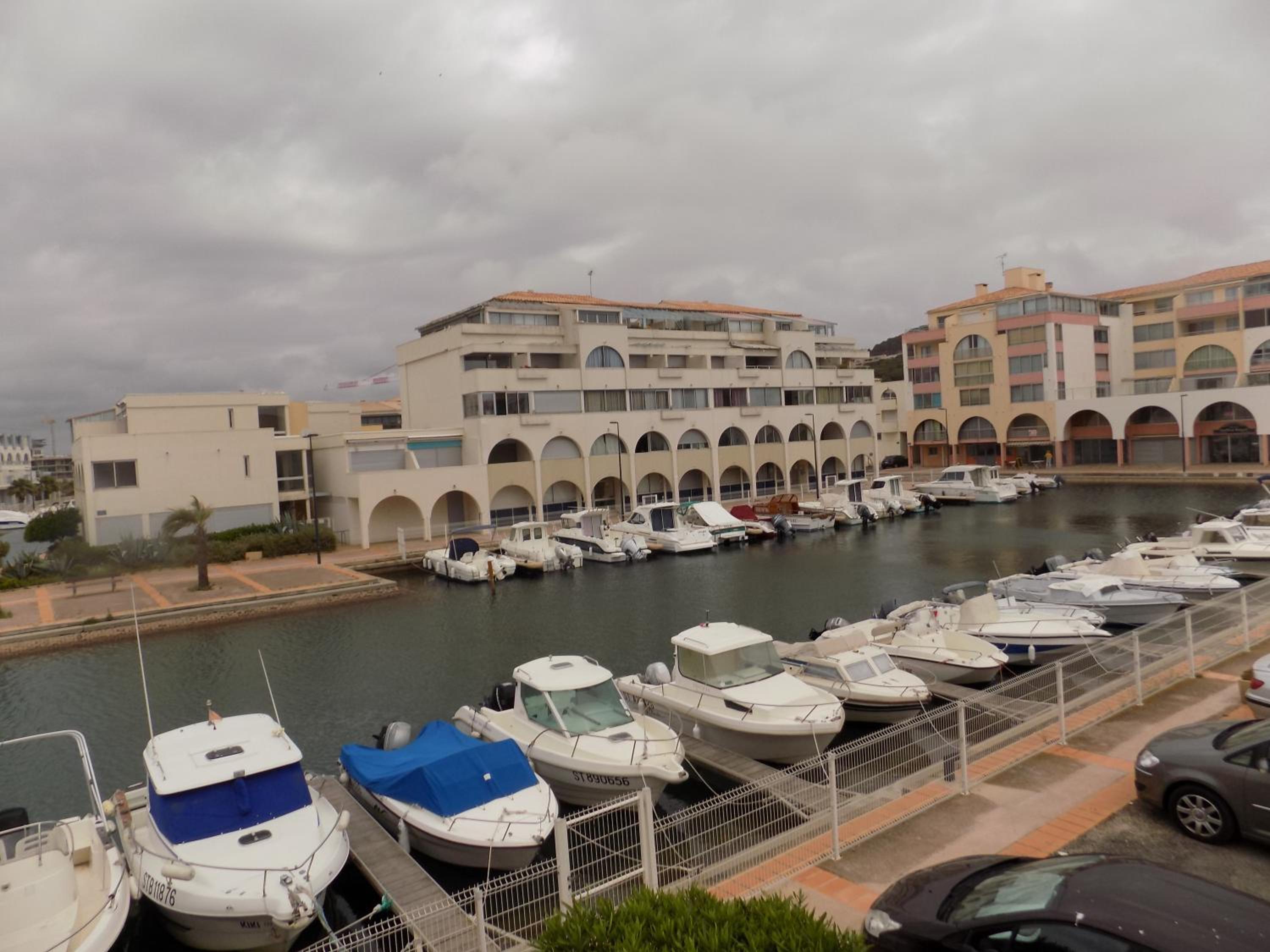 Wi Fi,vue marina ,parking ,plage à pied