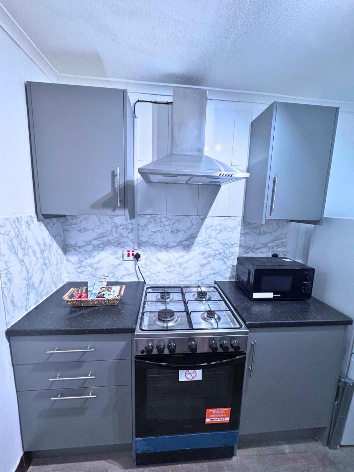 House for 8 in Gillingham close to train station with free parking