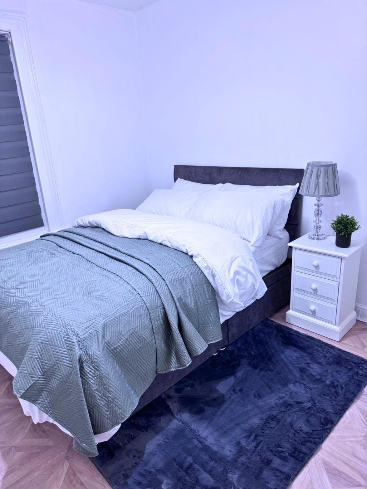 House for 8 in Gillingham close to train station with free parking