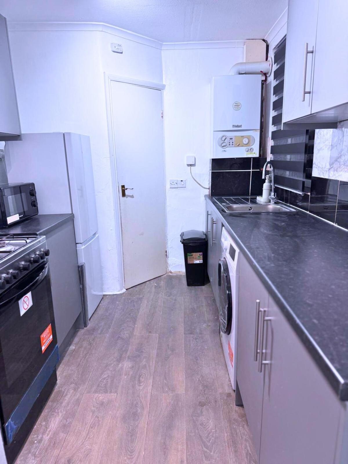House for 8 in Gillingham close to train station with free parking
