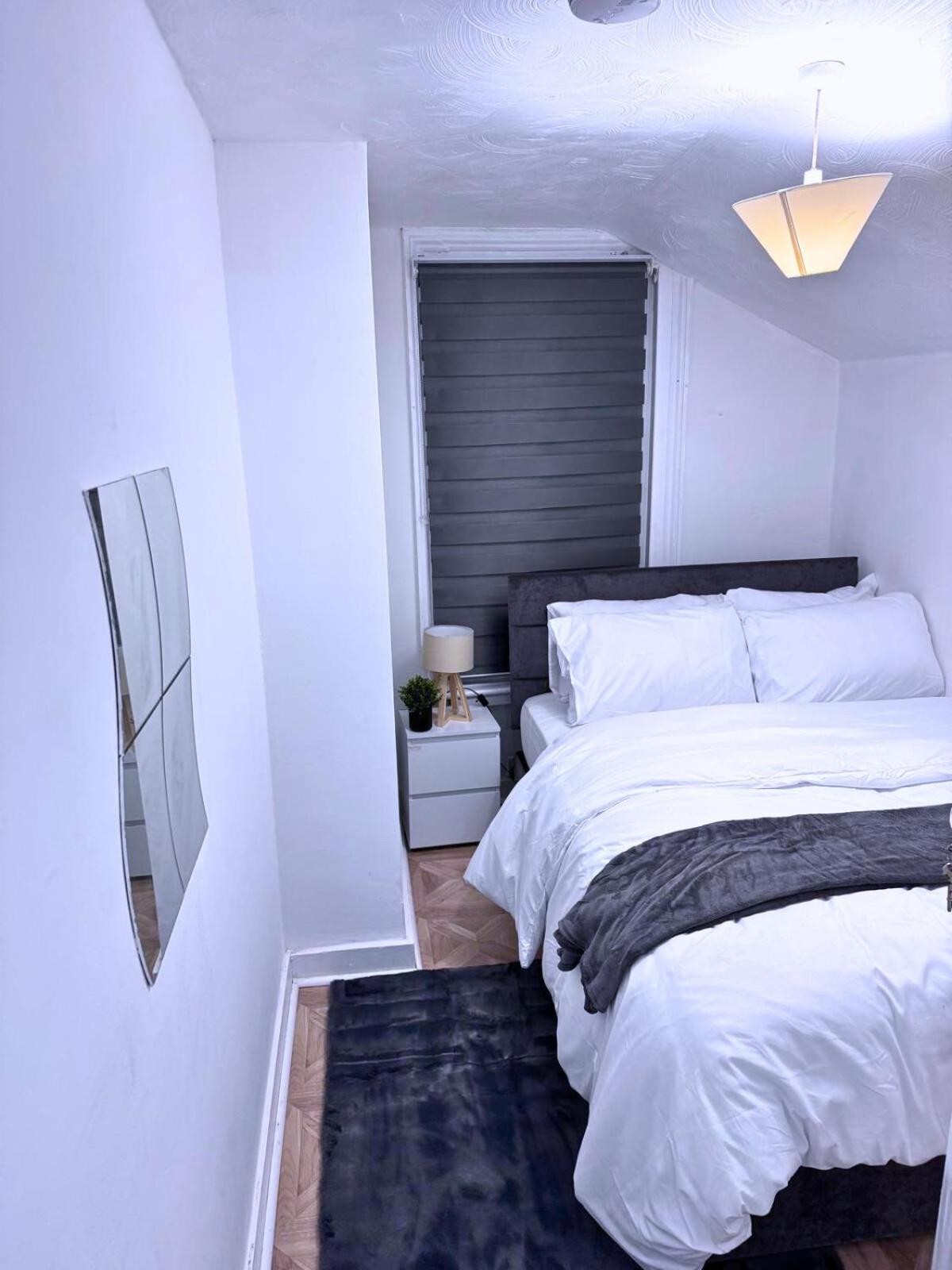 House for 8 in Gillingham close to train station with free parking