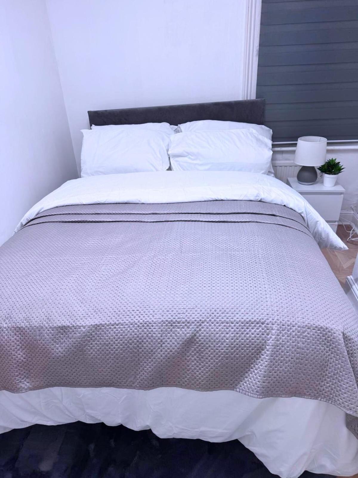 House for 8 in Gillingham close to train station with free parking
