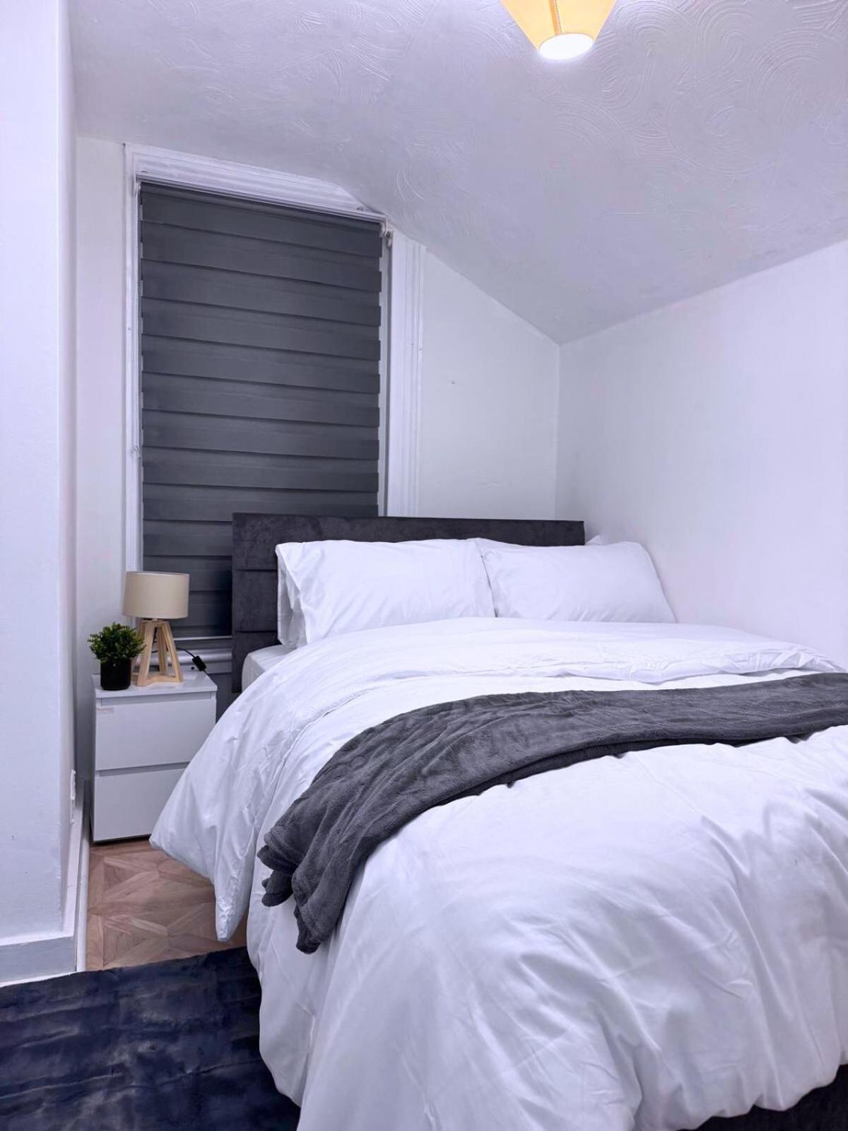 House for 8 in Gillingham close to train station with free parking