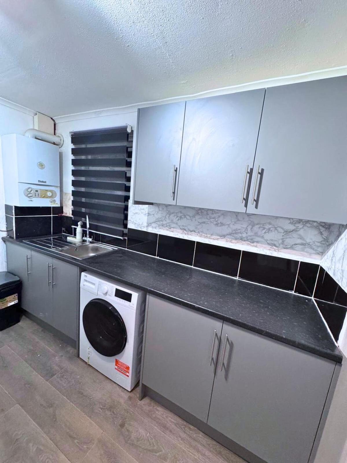 House for 8 in Gillingham close to train station with free parking
