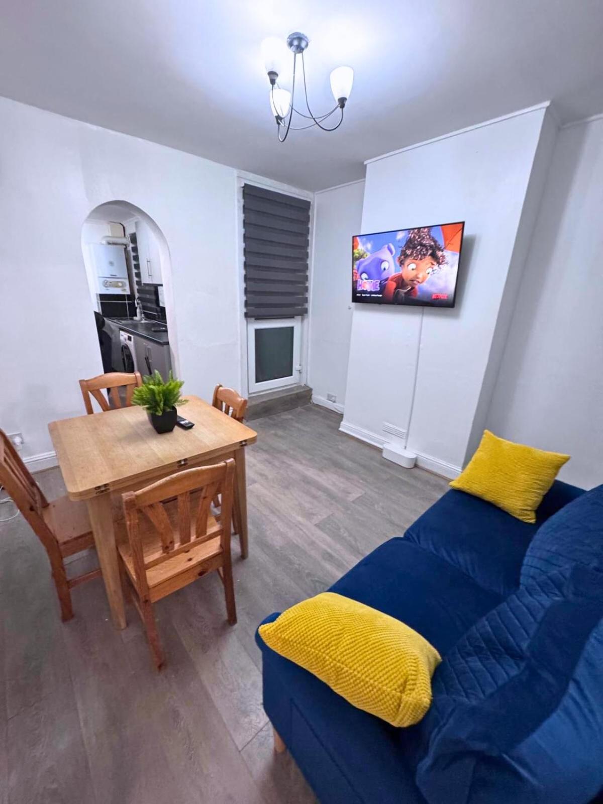 House for 8 in Gillingham close to train station with free parking
