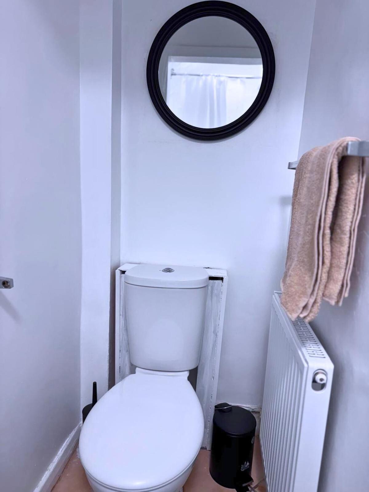 House for 8 in Gillingham close to train station with free parking