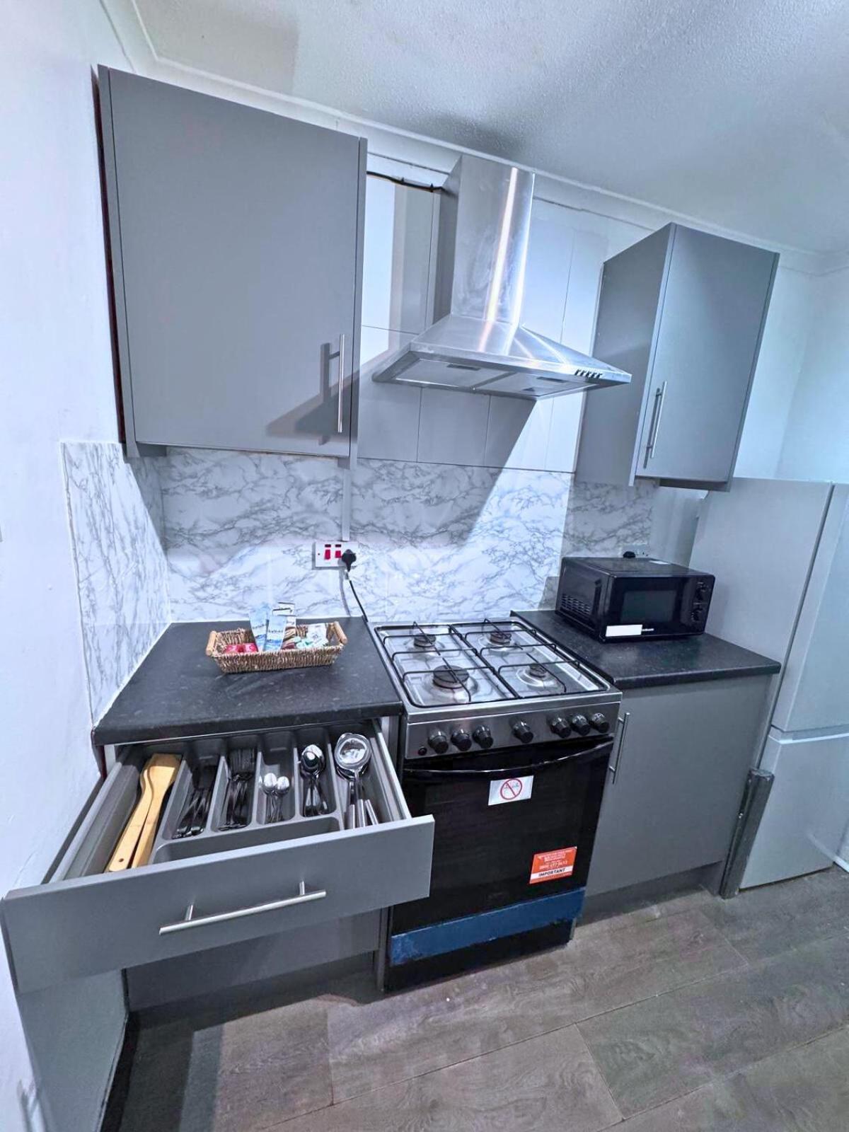 House for 8 in Gillingham close to train station with free parking