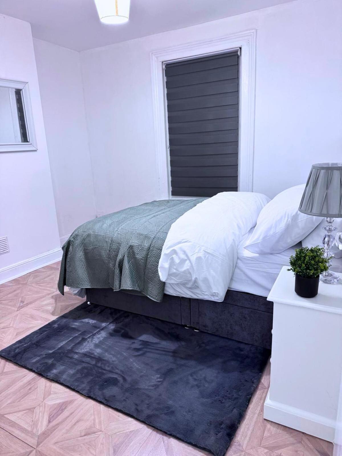 House for 8 in Gillingham close to train station with free parking