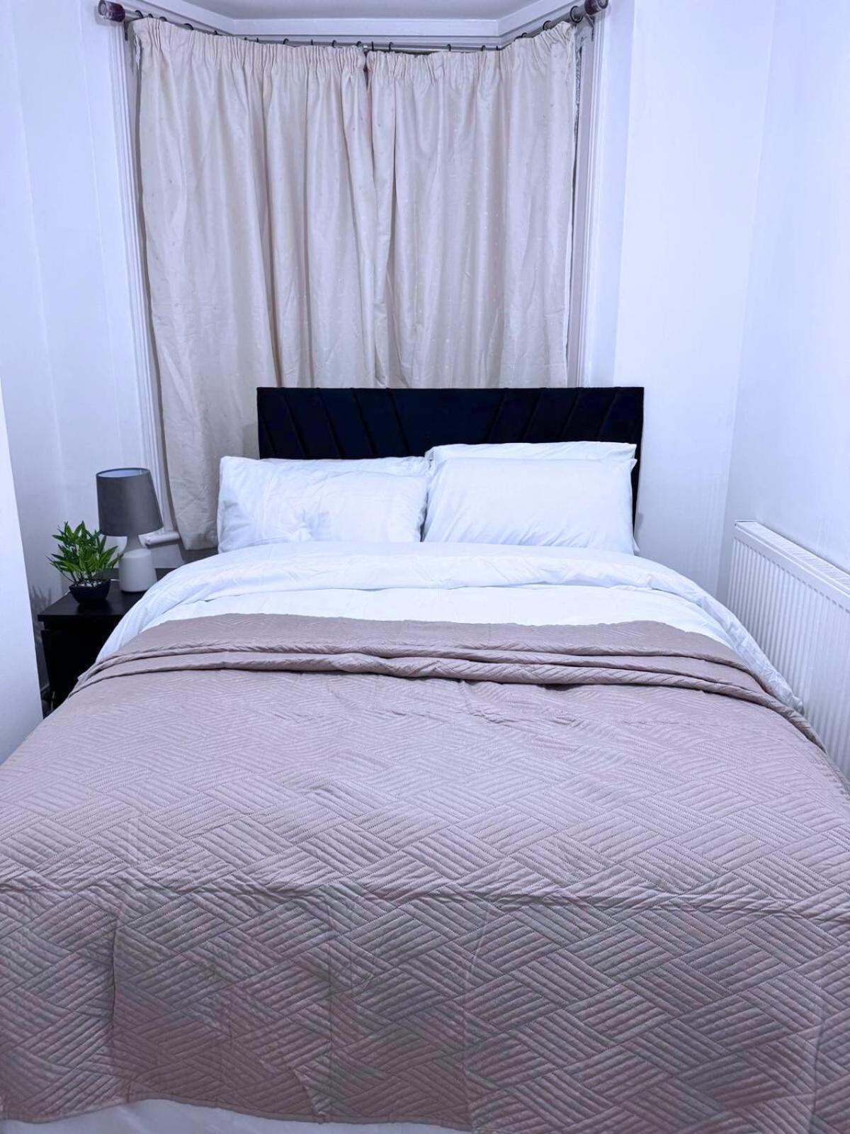 House for 8 in Gillingham close to train station with free parking