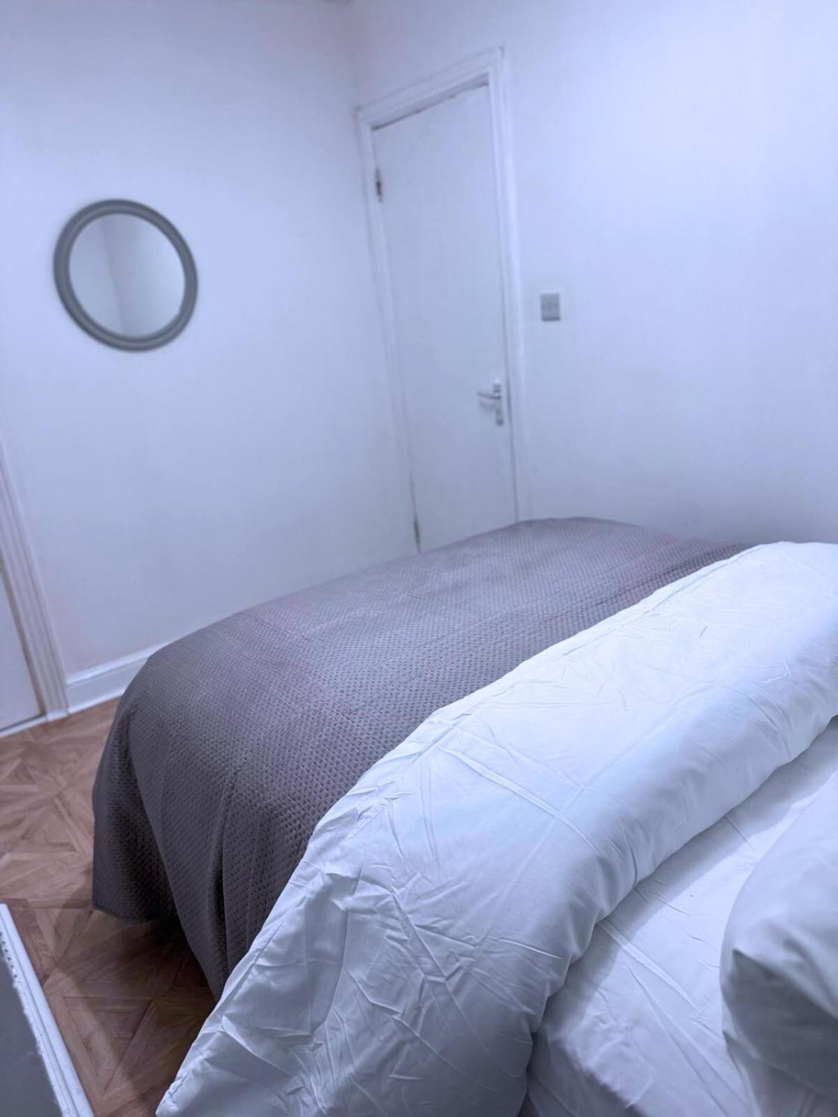 House for 8 in Gillingham close to train station with free parking