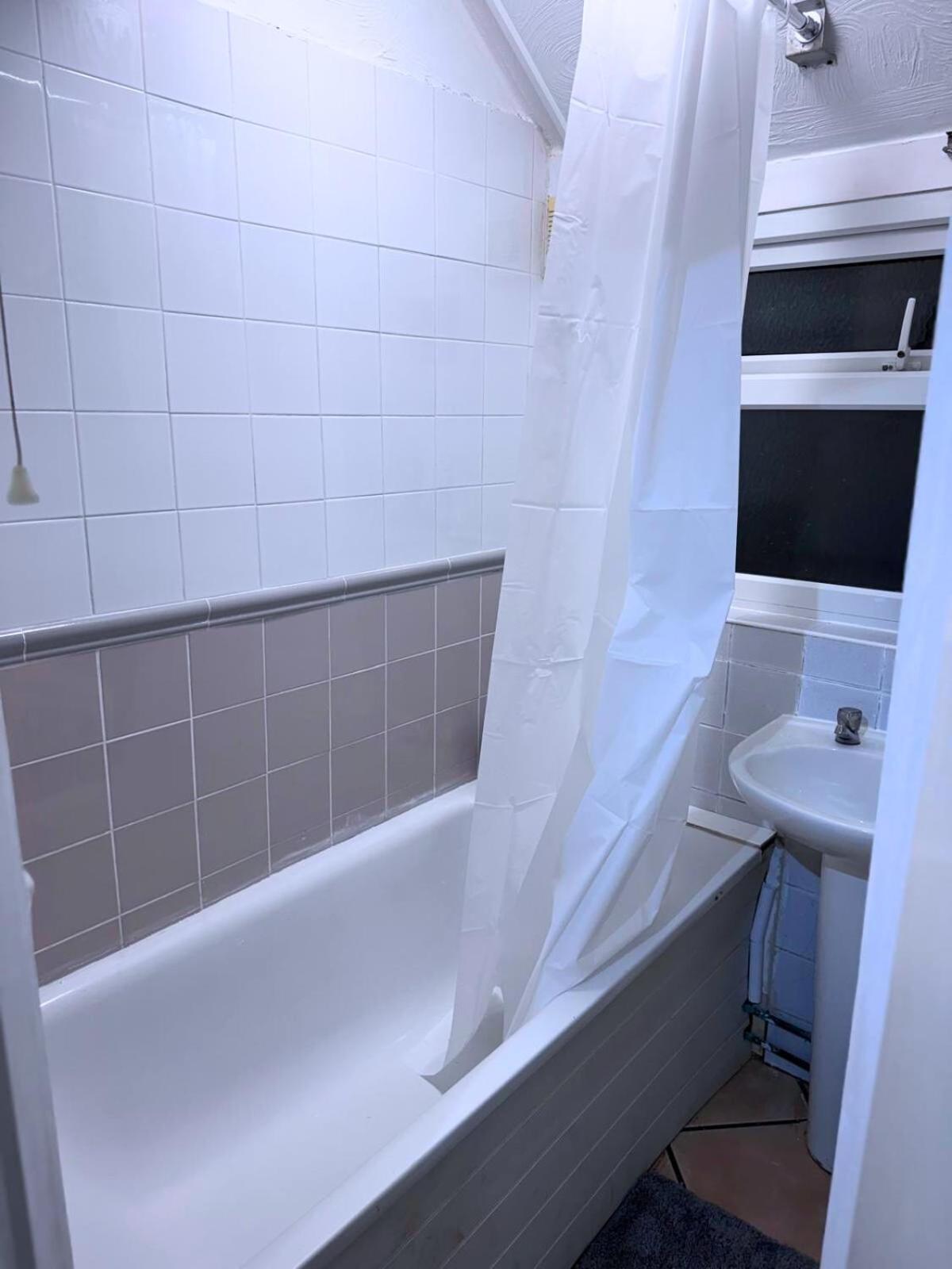 House for 8 in Gillingham close to train station with free parking