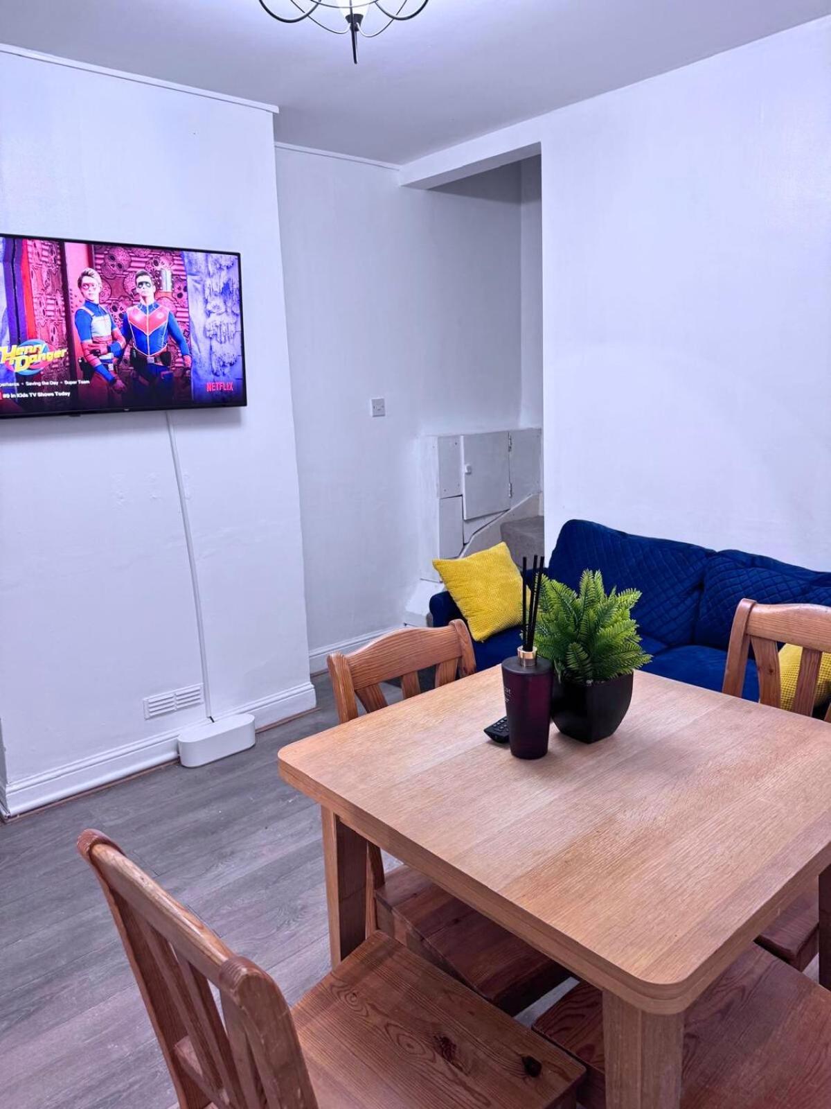 House for 8 in Gillingham close to train station with free parking