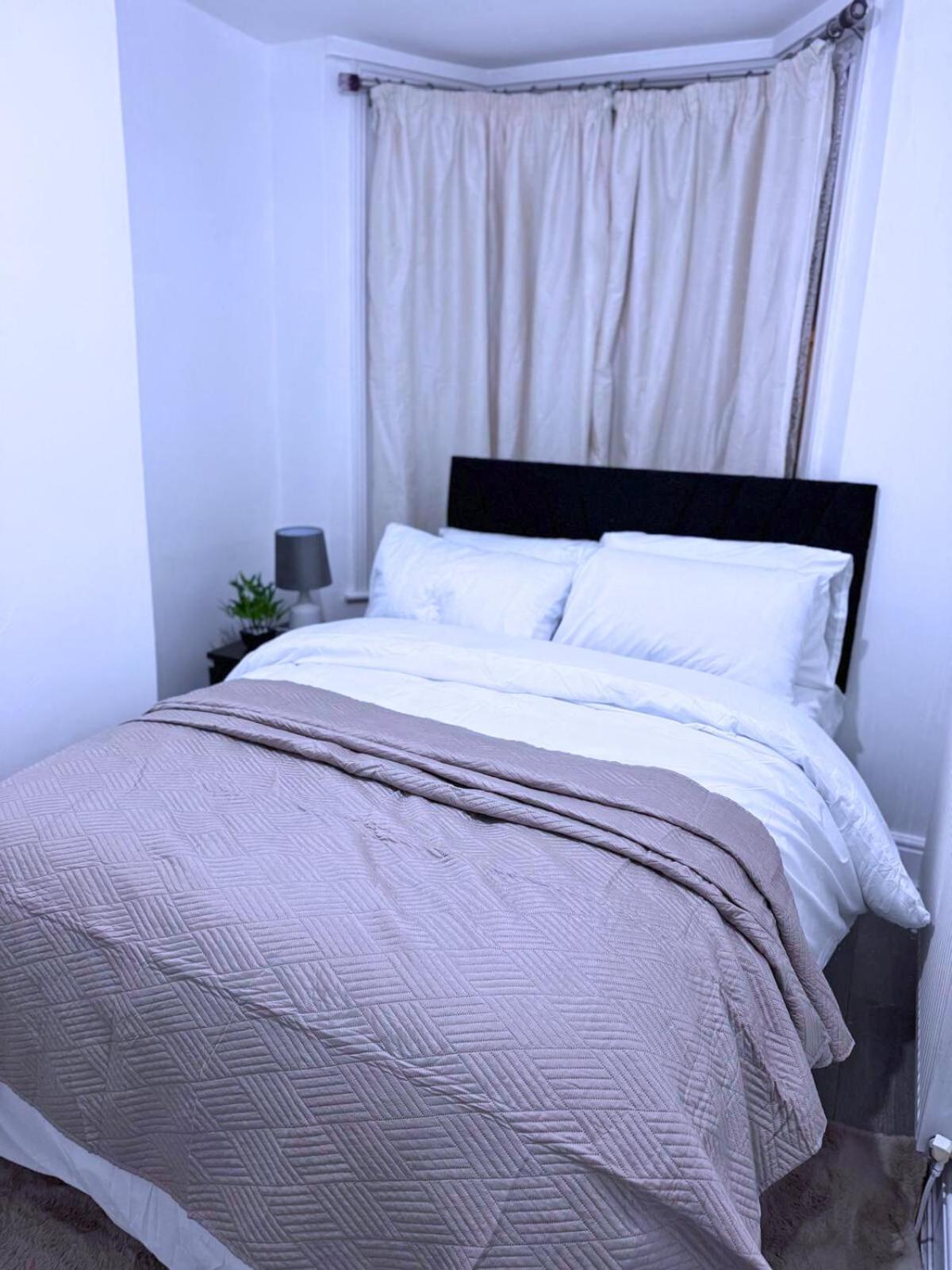 House for 8 in Gillingham close to train station with free parking