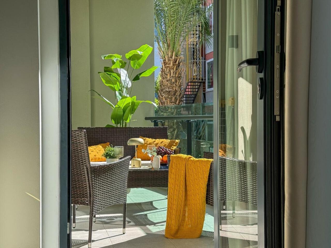 Qoople Legend B - premium apartments steps from the sea