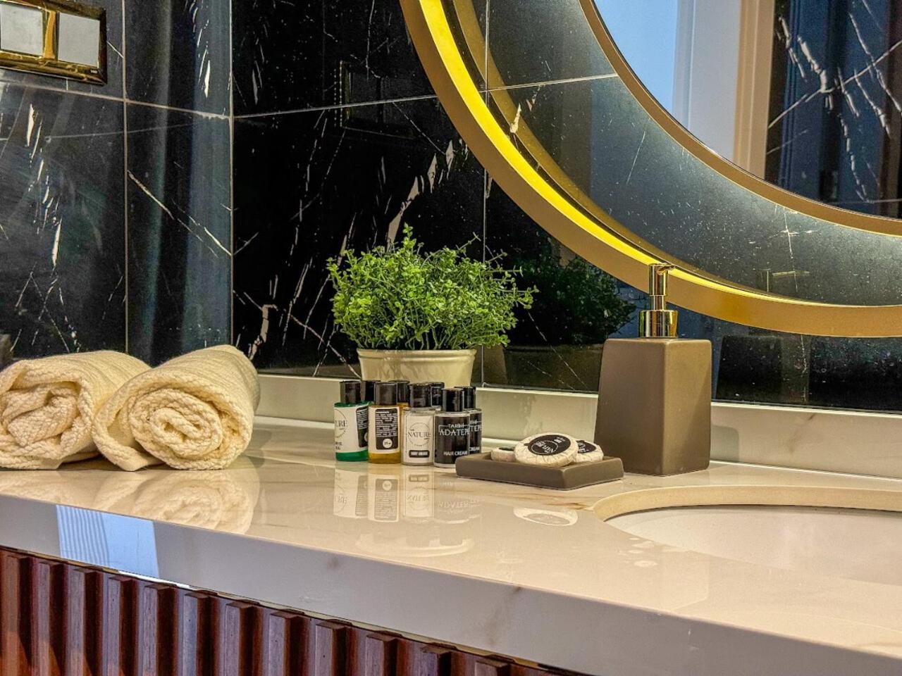Qoople Legend B - premium apartments steps from the sea