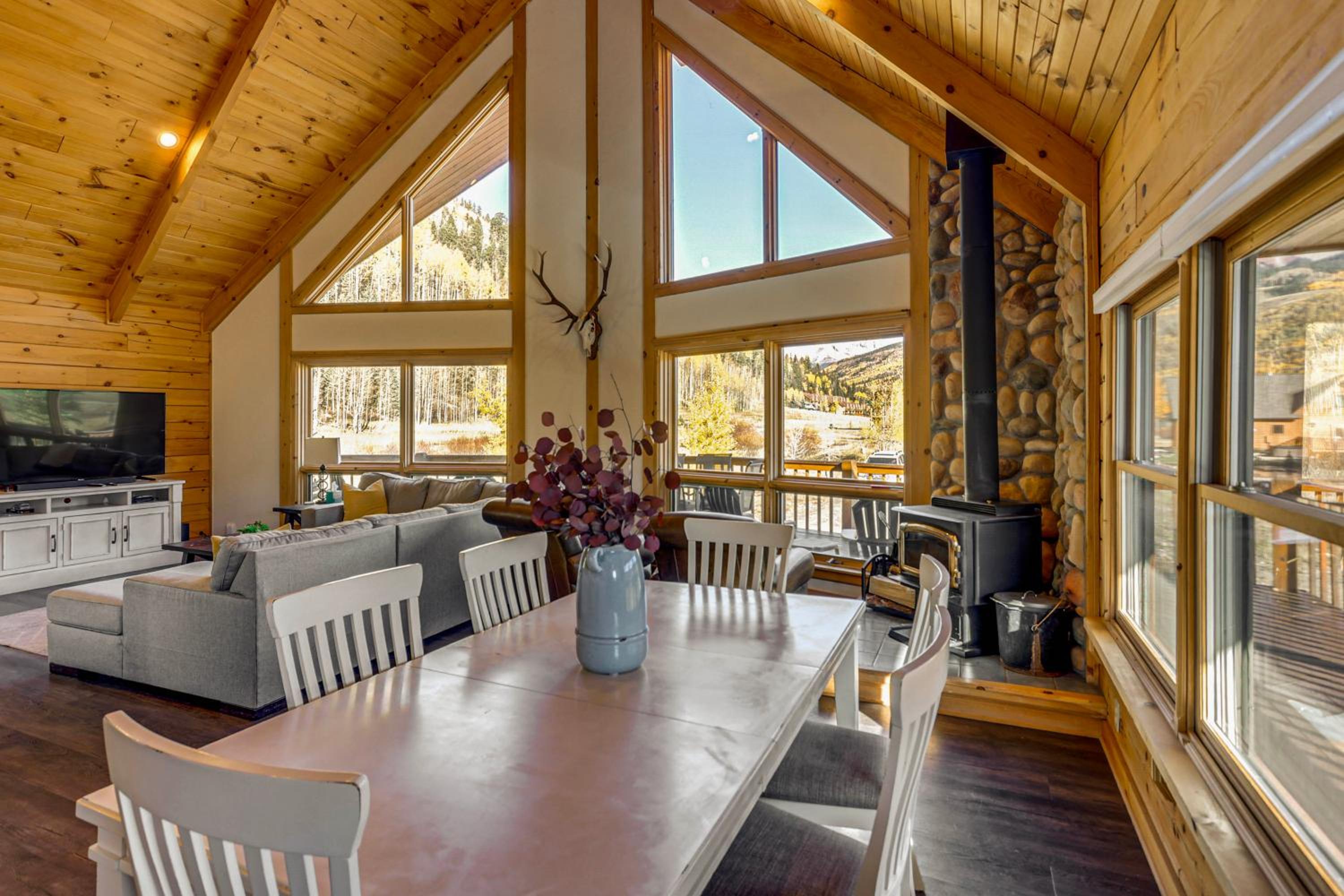 Stunning San Juan Mtn Views Cabin Near Skiing!