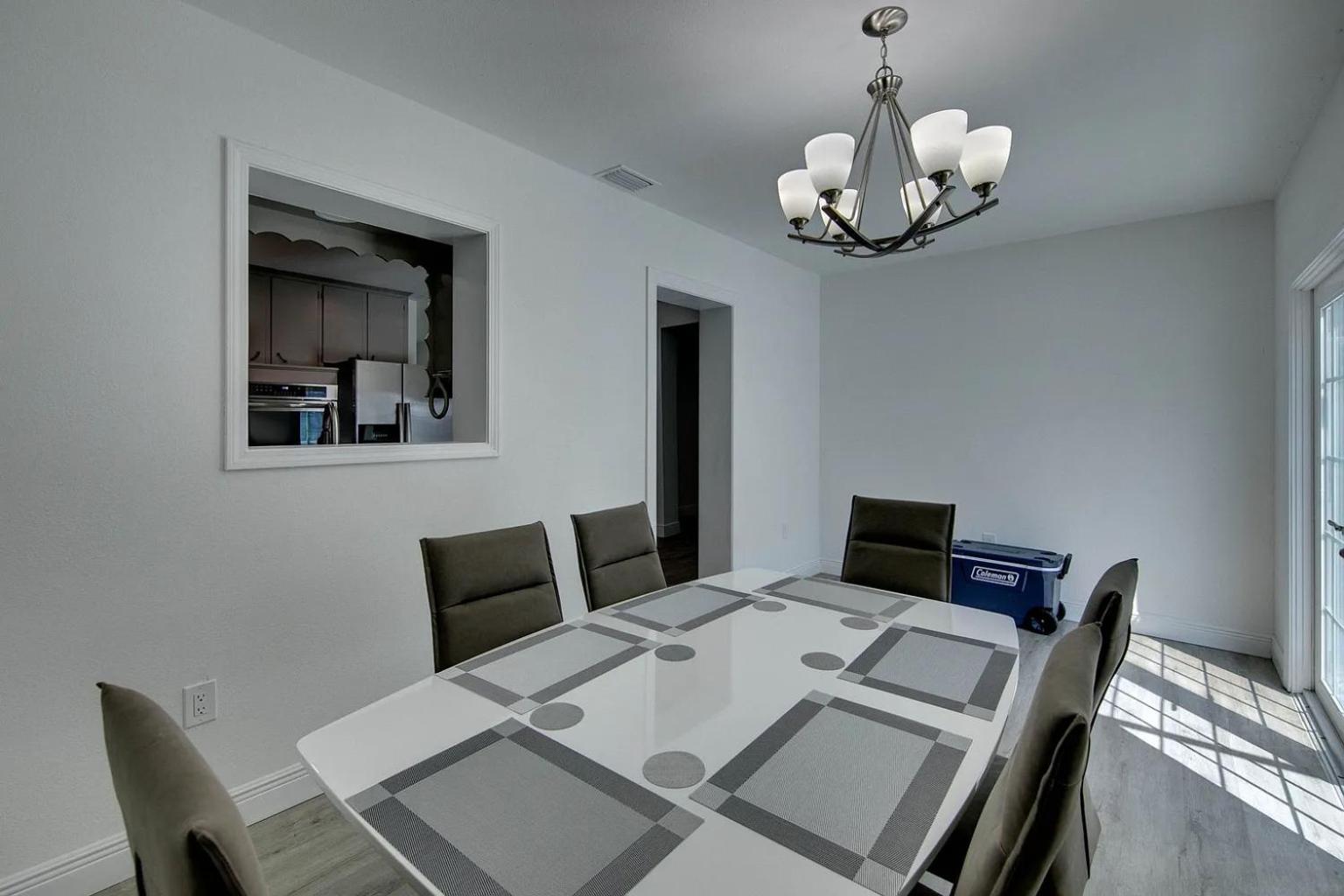 Spacious Home Sleeps 16 - Private Pool Near IMG