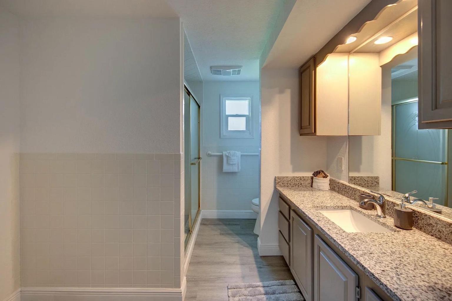 Spacious Home Sleeps 16 - Private Pool Near IMG