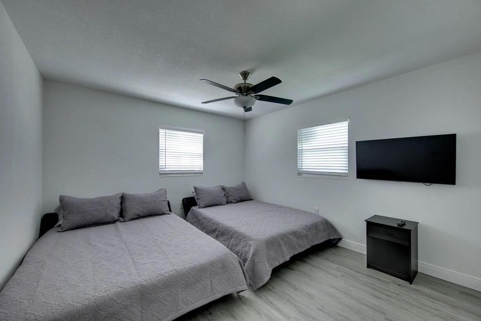 Spacious Home Sleeps 16 - Private Pool Near IMG