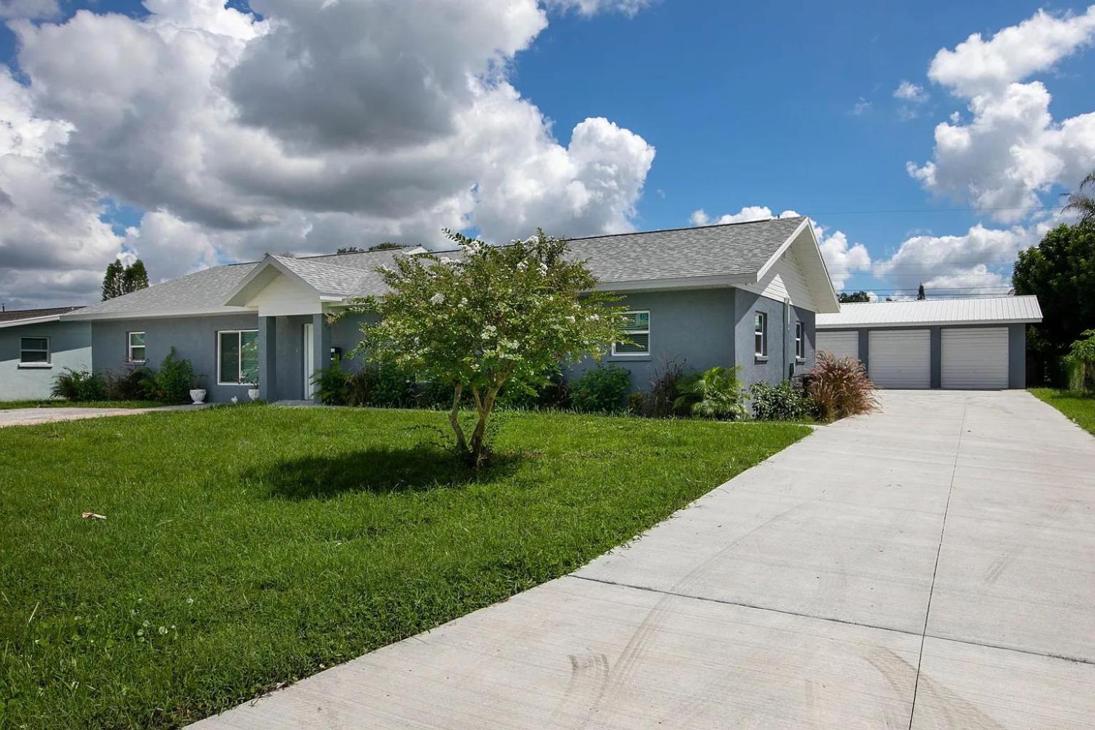 Spacious Home Sleeps 16 - Private Pool Near IMG