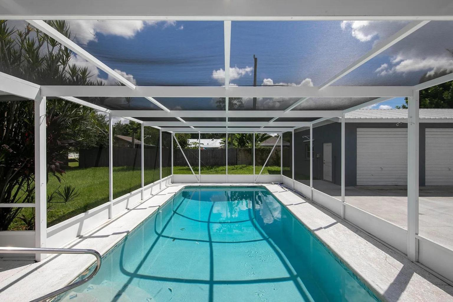 Spacious Home Sleeps 16 - Private Pool Near IMG