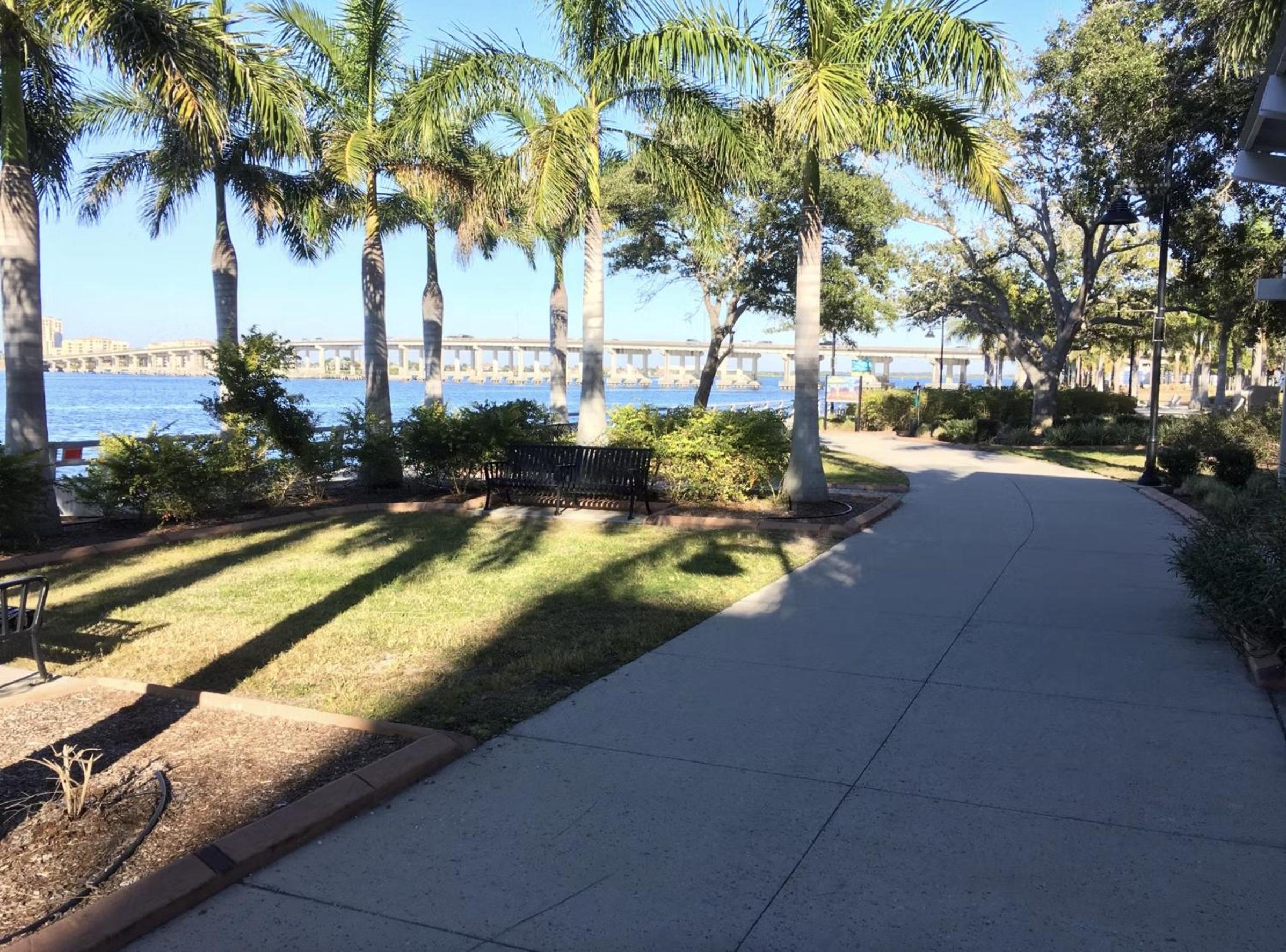 Spacious Home Sleeps 16 - Private Pool Near IMG