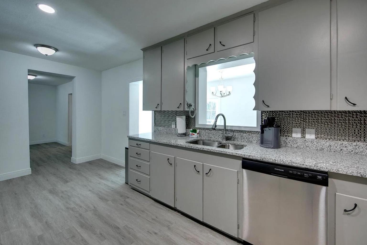 Spacious Home Sleeps 16 - Private Pool Near IMG